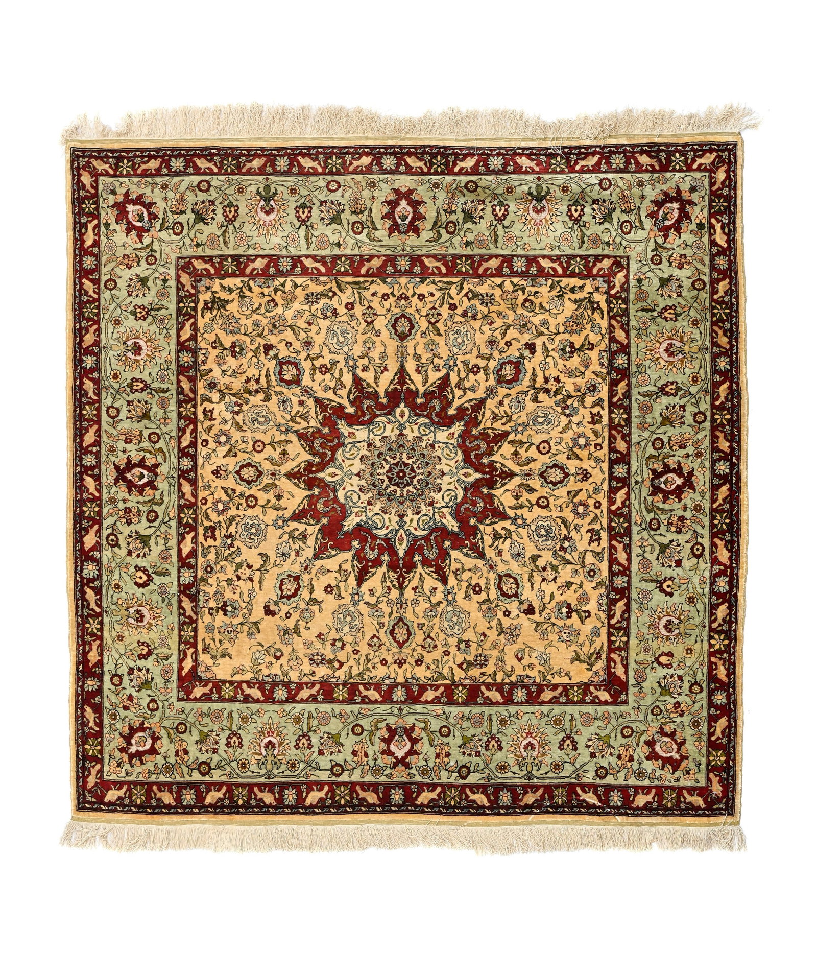 Tapis Hereke en soie et fils de métal doré, Turquie, 3ème quart du XXe s., à m&#: Tapis Hereke en soie et fils de métal doré, Turquie, 3ème quart du XXe s., à médaillon central beige et rouge sur fond beige parsemé de fleurs, bordure à motifs en