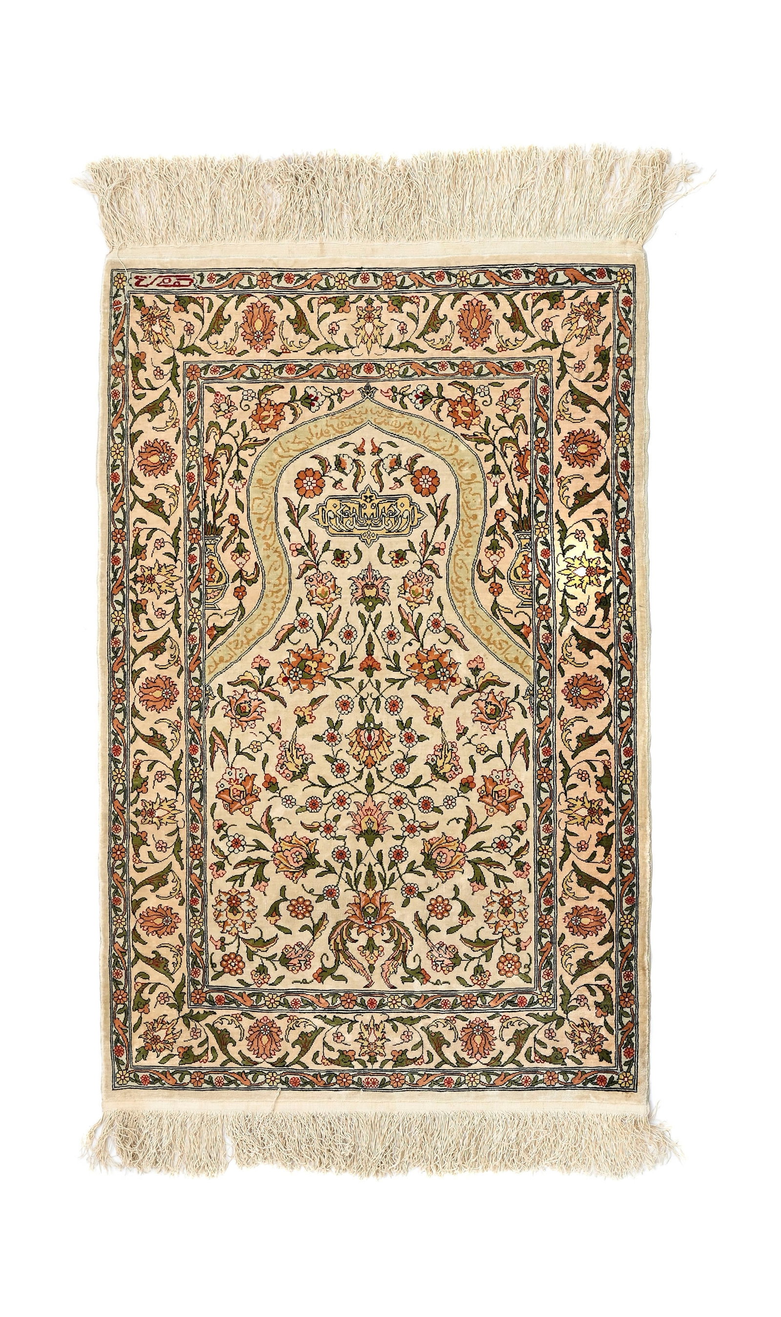Tapis de prière Hereke en soie, Turquie, 3ème quart du XXe s., à décor de rincea: Tapis de prière Hereke en soie, Turquie, 3ème quart du XXe s., à décor de rinceaux fleuris inscrits dans un mihrab à fond beige, bordure à motifs en rappel, signé,