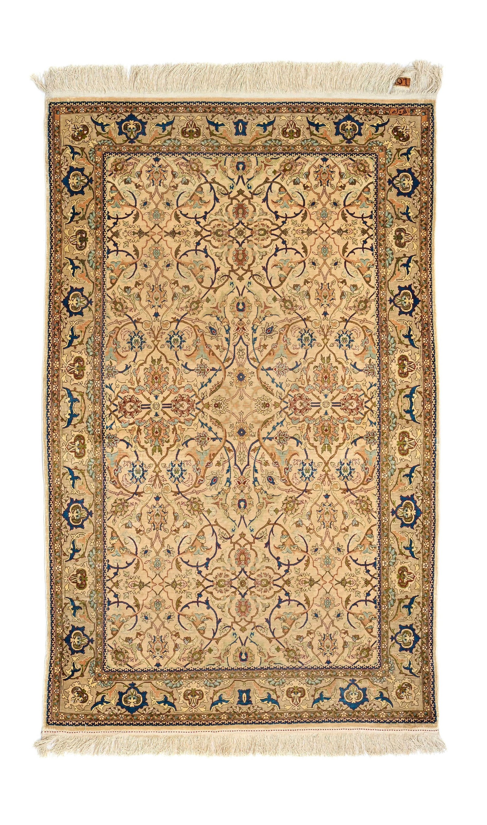 Tapis Hereke en soie et fils de métal doré, Turquie, 3ème quart du XXe s., à cha: Tapis Hereke en soie et fils de métal doré, Turquie, 3ème quart du XXe s., à champ central beige orné de rinceaux fleuris, bordure à motifs en rappel, signé, 100x155