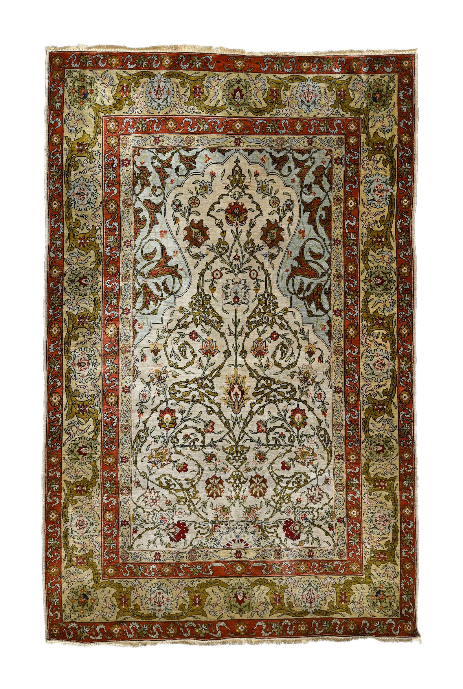 Tapis de prière Hereke en soie avec fils de métal doré, Turquie, 3ème quart du X: Tapis de prière Hereke en soie avec fils de métal doré, Turquie, 3ème quart du XXe s., à décor de rinceaux fleuris inscrits dans un mihrab ivoire, bordure beige à mo