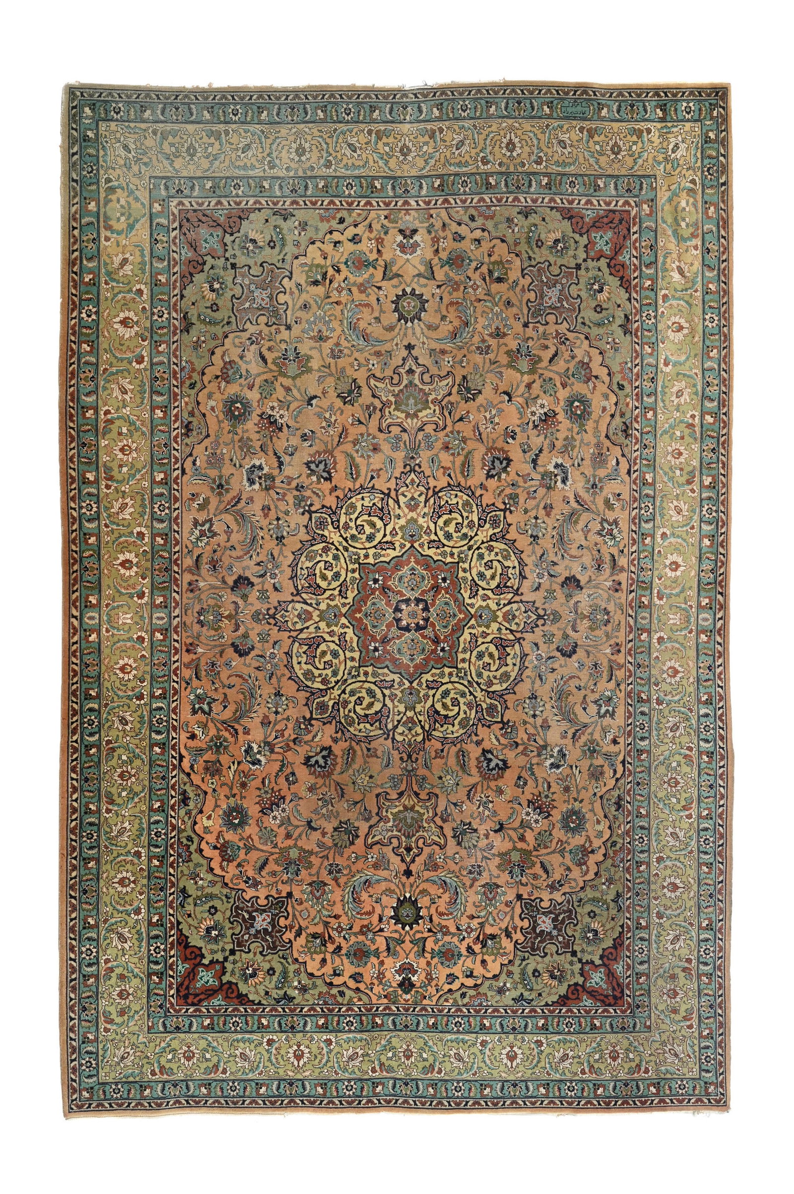 Tapis Tabriz, Iran, milieu du XXe s., à médaillon central rouge et beige sur fond rose par: Tapis Tabriz, Iran, milieu du XXe s., à médaillon central rouge et beige sur fond rose parsemé de fleurs, bordure fleurie verte, signé, 187x270 cm Condition Velours ras sur