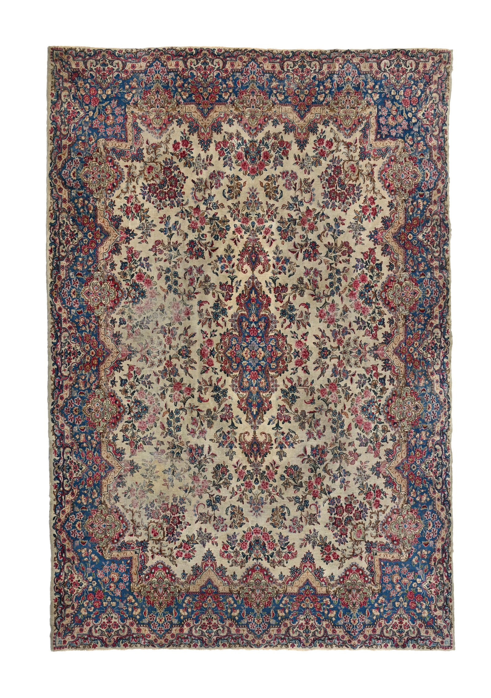 Tapis Kerman, Iran, milieu du XXe s., à médaillon central flanqué de bouquets de fleu: Tapis Kerman, Iran, milieu du XXe s., à médaillon central flanqué de bouquets de fleurs sur fond beige, bordure fleurie bleue, 236x306 cm Condition Usures sur plusieurs zones du tapis