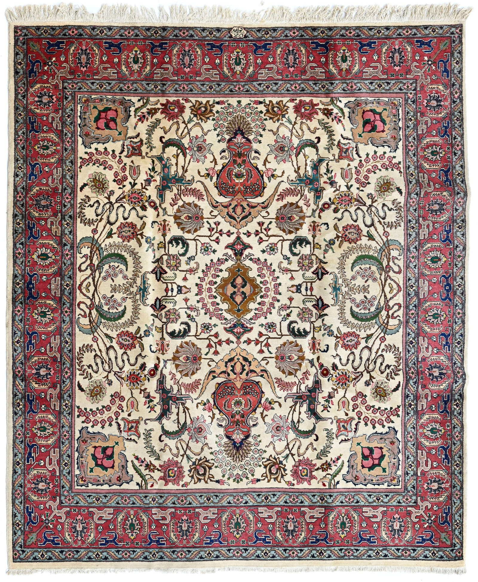 Tapis Tabriz signé Javan Amirkhizi, Iran, milieu du XXe s., à champ central ivoire orn: Tapis Tabriz signé Javan Amirkhizi, Iran, milieu du XXe s., à champ central ivoire orné de fleurs et de guirlandes, bordure rouge fleurie, 276x333 cm