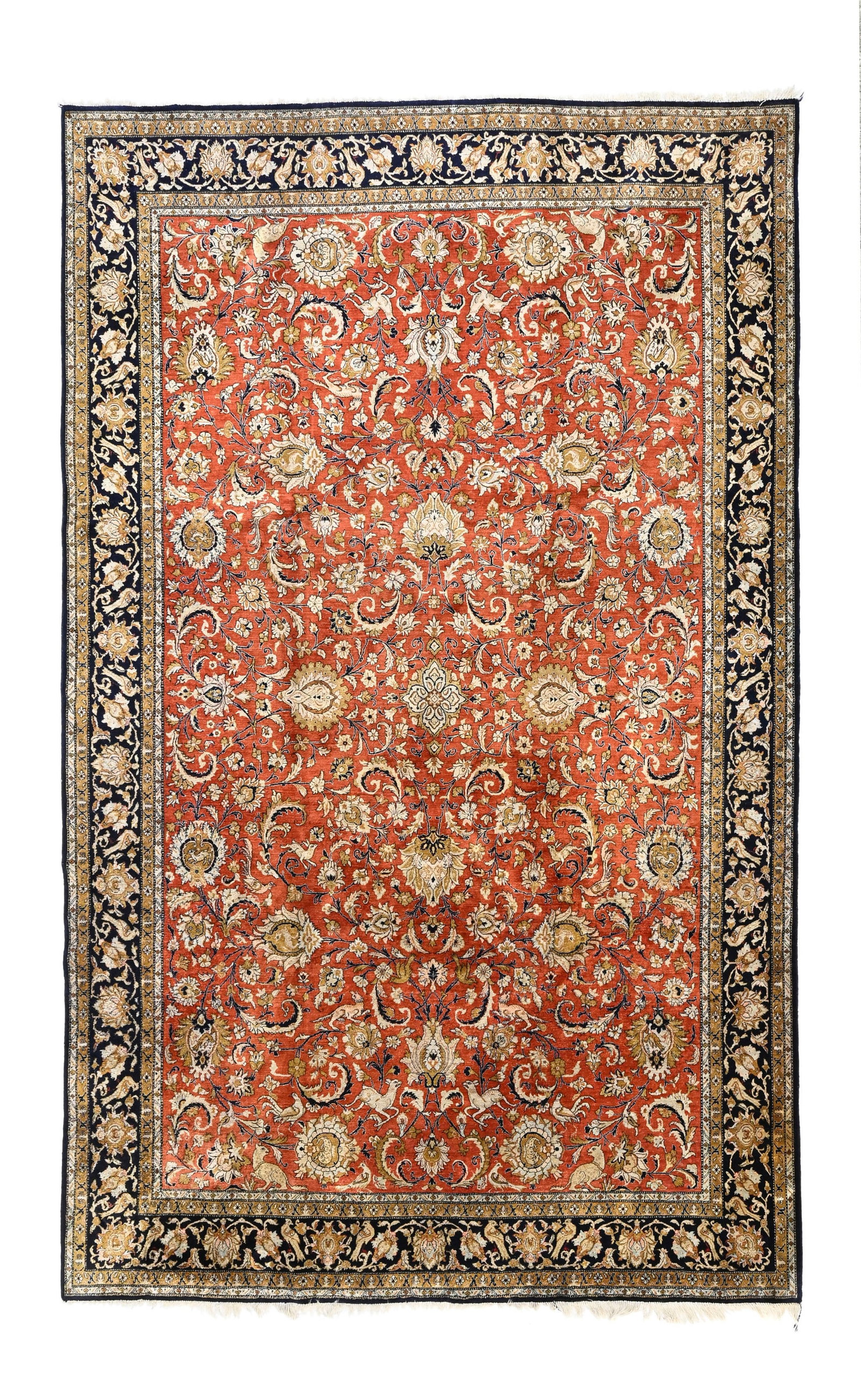 Tapis Ghom en soie, Iran, 3ème quart du XXe s., à champ central rouge brique parsemé : Tapis Ghom en soie, Iran, 3ème quart du XXe s., à champ central rouge brique parsemé de rinceaux fleuris et d'animaux, bordure bleu marine ornée de fleurs, 215x325 cm Condition Fra