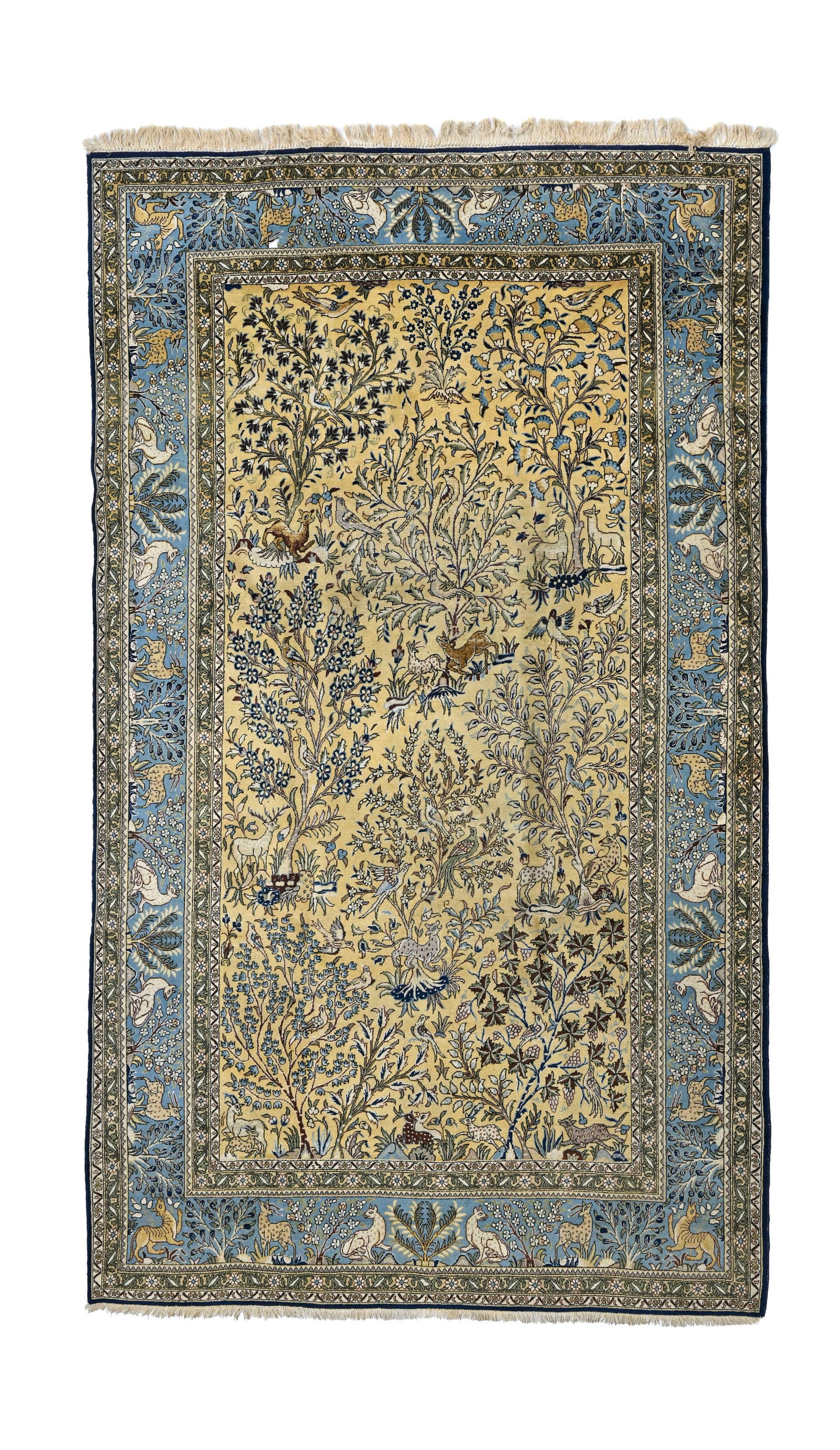 Tapis Ghom en laine avec soie, Iran, 3ème quart du XXe s., à décor d'arbres de vie et: Tapis Ghom en laine avec soie, Iran, 3ème quart du XXe s., à décor d'arbres de vie et d'animaux sur fond beige, bordure bleu ciel ornée d'animaux, 234x362 cm