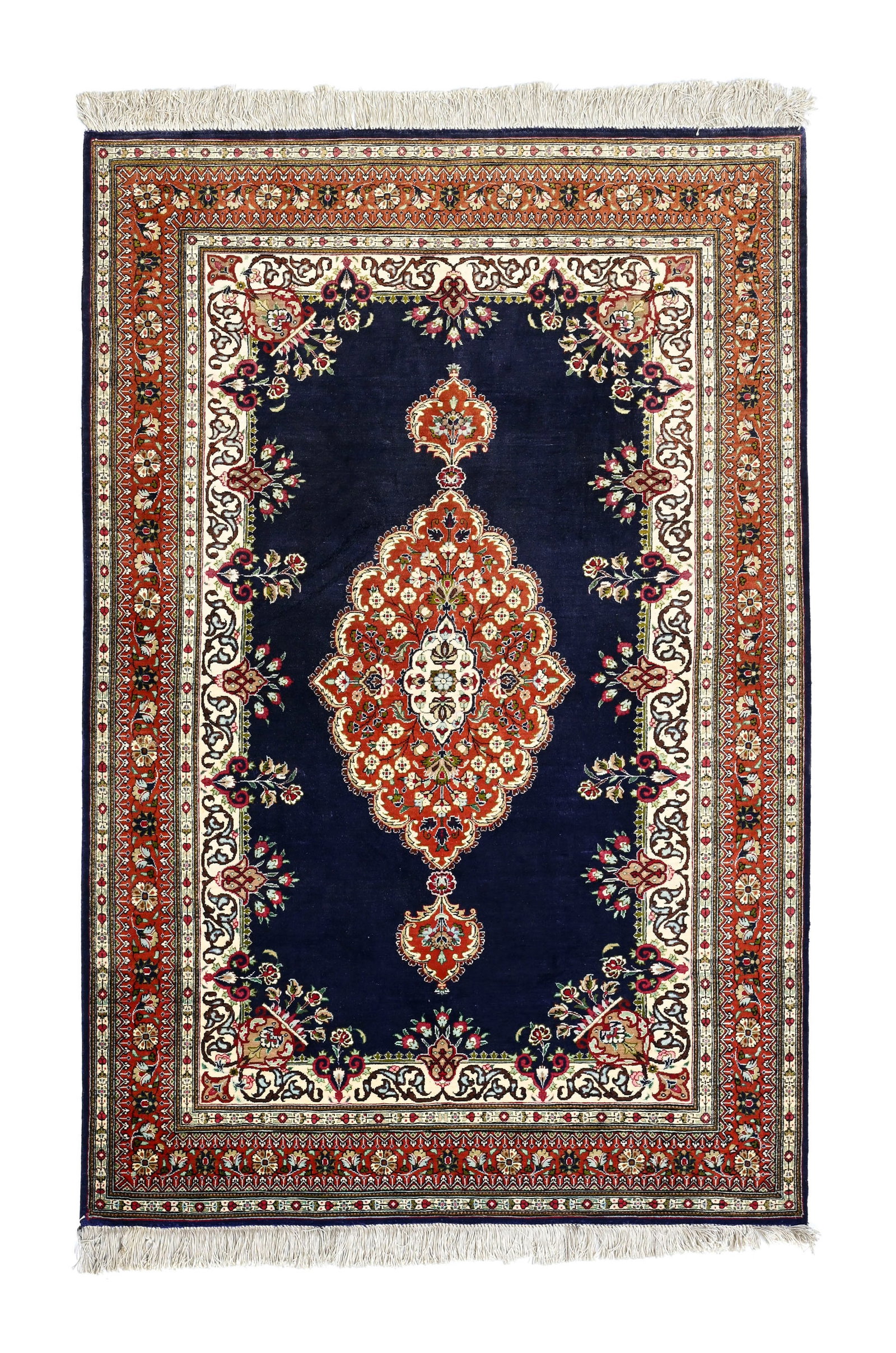 Tapis Ghom en soie, Iran, 3ème quart du XXe s., à médaillon central fleuri rouge sur : Tapis Ghom en soie, Iran, 3ème quart du XXe s., à médaillon central fleuri rouge sur fond uni bleu nuit, bordure rouge ornée de fleurs, 105x155 cm Condition Couleurs insolées
