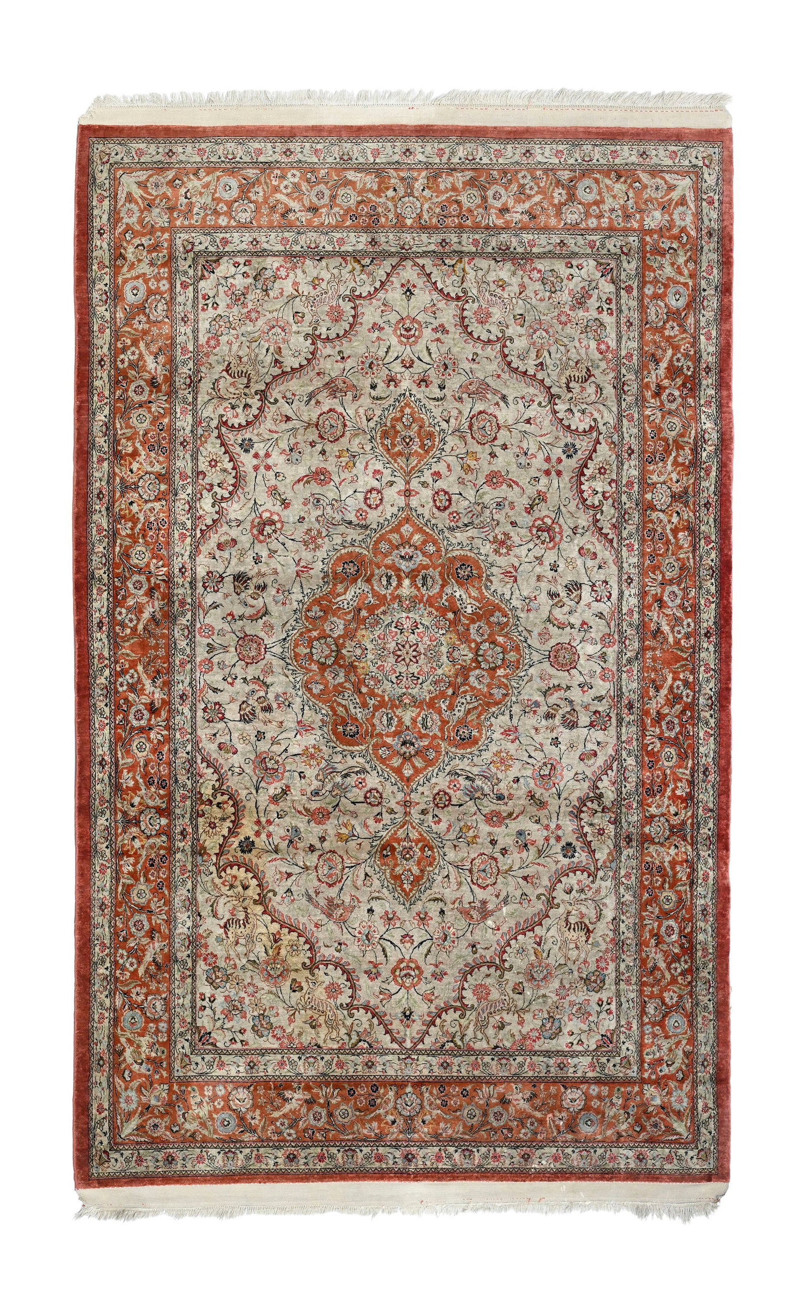 Tapis Ghom en soie, Iran, 2ème moitié du XXe s., à médaillon central beige et oc: Tapis Ghom en soie, Iran, 2ème moitié du XXe s., à médaillon central beige et ocre sur fond beige parsemé d'oiseaux et de rinceaux fleuris, bordure ocre à motifs en rappe