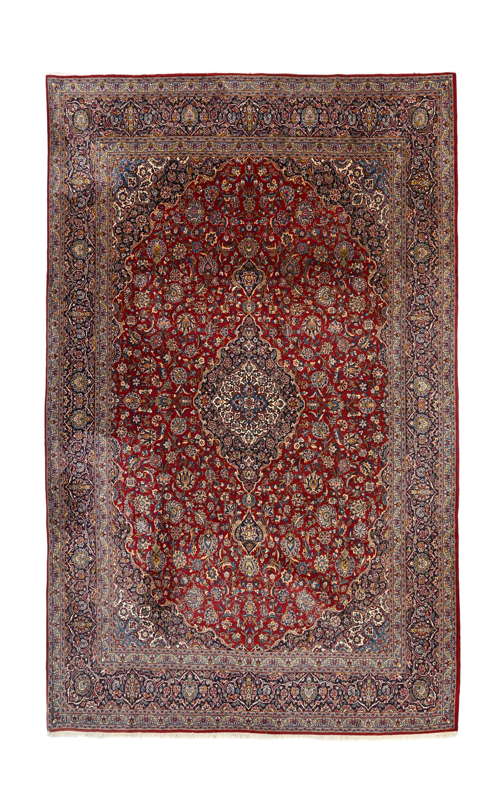 Tapis Kashan, Iran, 3ème quart du XXe s., à médaillon central beige et bleu sur fond : Tapis Kashan, Iran, 3ème quart du XXe s., à médaillon central beige et bleu sur fond rouge richement décoré de rinceaux fleuris, bordure bleu marine à motifs en rappel, 3