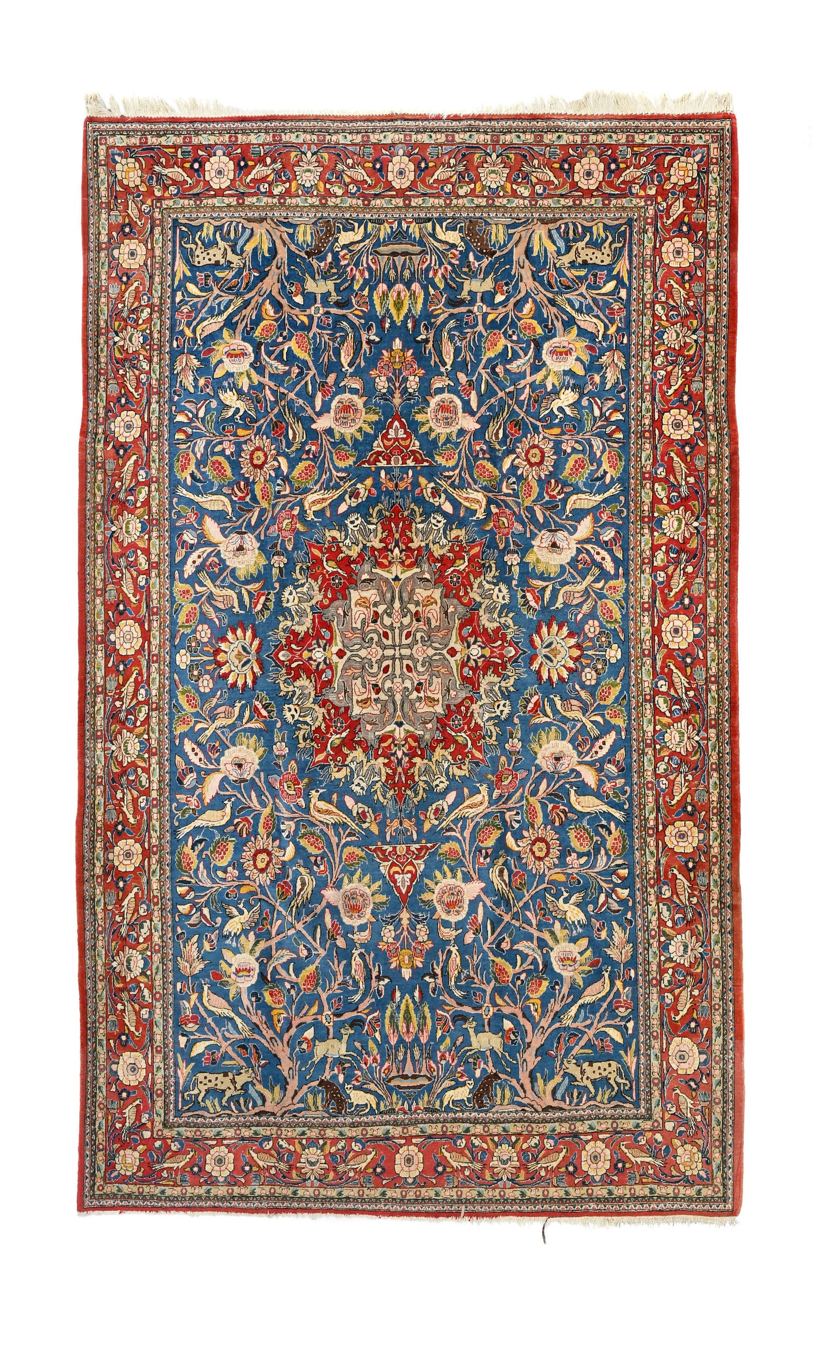 Tapis Ghom, Iran, milieu du XXe s., à médaillon central beige et rouge sur fond bleu ciel : Tapis Ghom, Iran, milieu du XXe s., à médaillon central beige et rouge sur fond bleu ciel décoré d'arbres de vie et d'animaux, bordure fleurie rouge, 243x355 cm Condition Couleurs