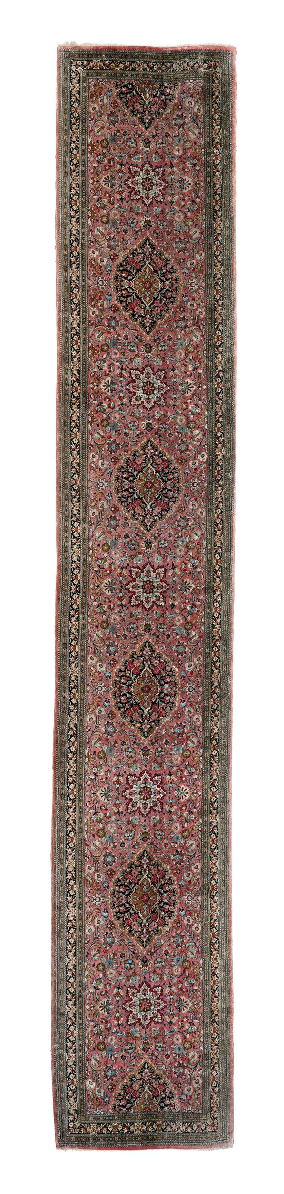 Tapis de passage Ghom en soie, Iran, 2ème moitié du XXe s., orné d'une rangée ce: Tapis de passage Ghom en soie, Iran, 2ème moitié du XXe s., orné d'une rangée centrale de médaillons noirs et beiges sur fond rose parsemé de rinceaux fleuris, 87x504 cm