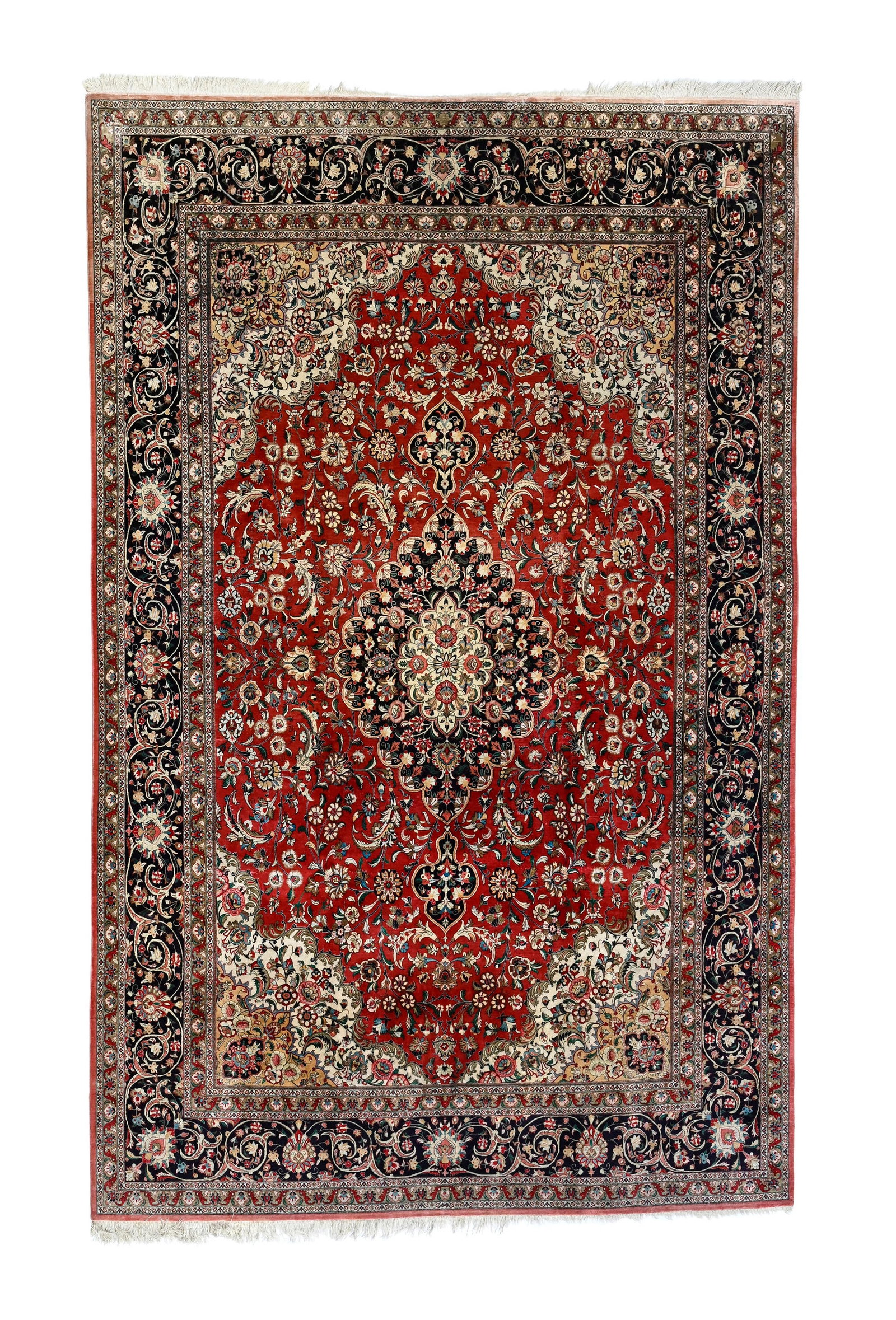 Tapis Ghom en soie, Iran, 2ème moitié du XXe s., à médaillon central beige et bl: Tapis Ghom en soie, Iran, 2ème moitié du XXe s., à médaillon central beige et bleu marine sur fond rouge brique parsemé de rinceaux fleuris, bordure bleu marine à motifs 