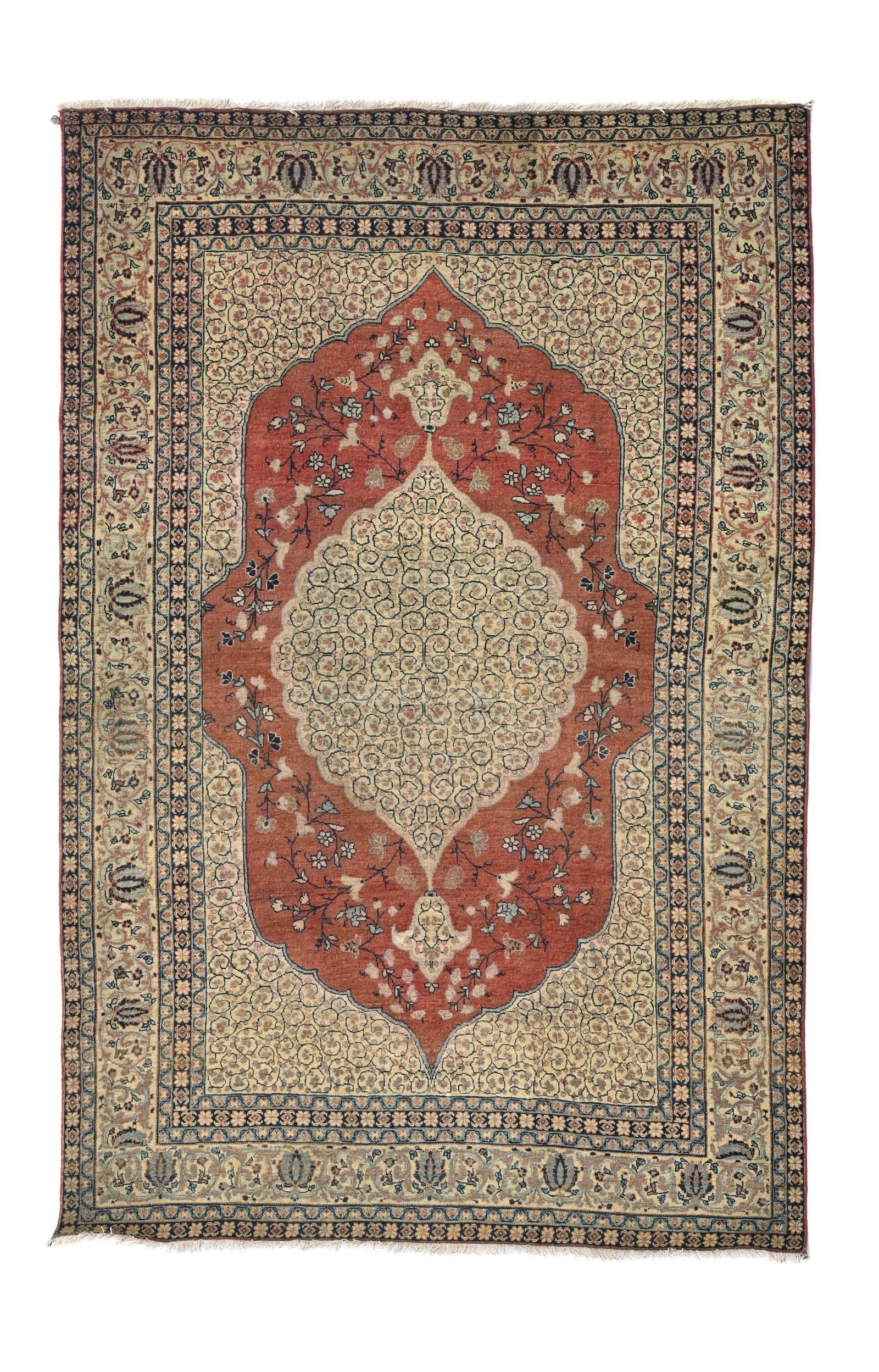 Tapis à dessin Tabriz, Inde, 1er tiers du XXe s., à médaillon central beige et rouge : Tapis à dessin Tabriz, Inde, 1er tiers du XXe s., à médaillon central beige et rouge sur fond beige à décor de guirlandes de fleurs, bordure fleurie beige, 127x180 cm Conditio