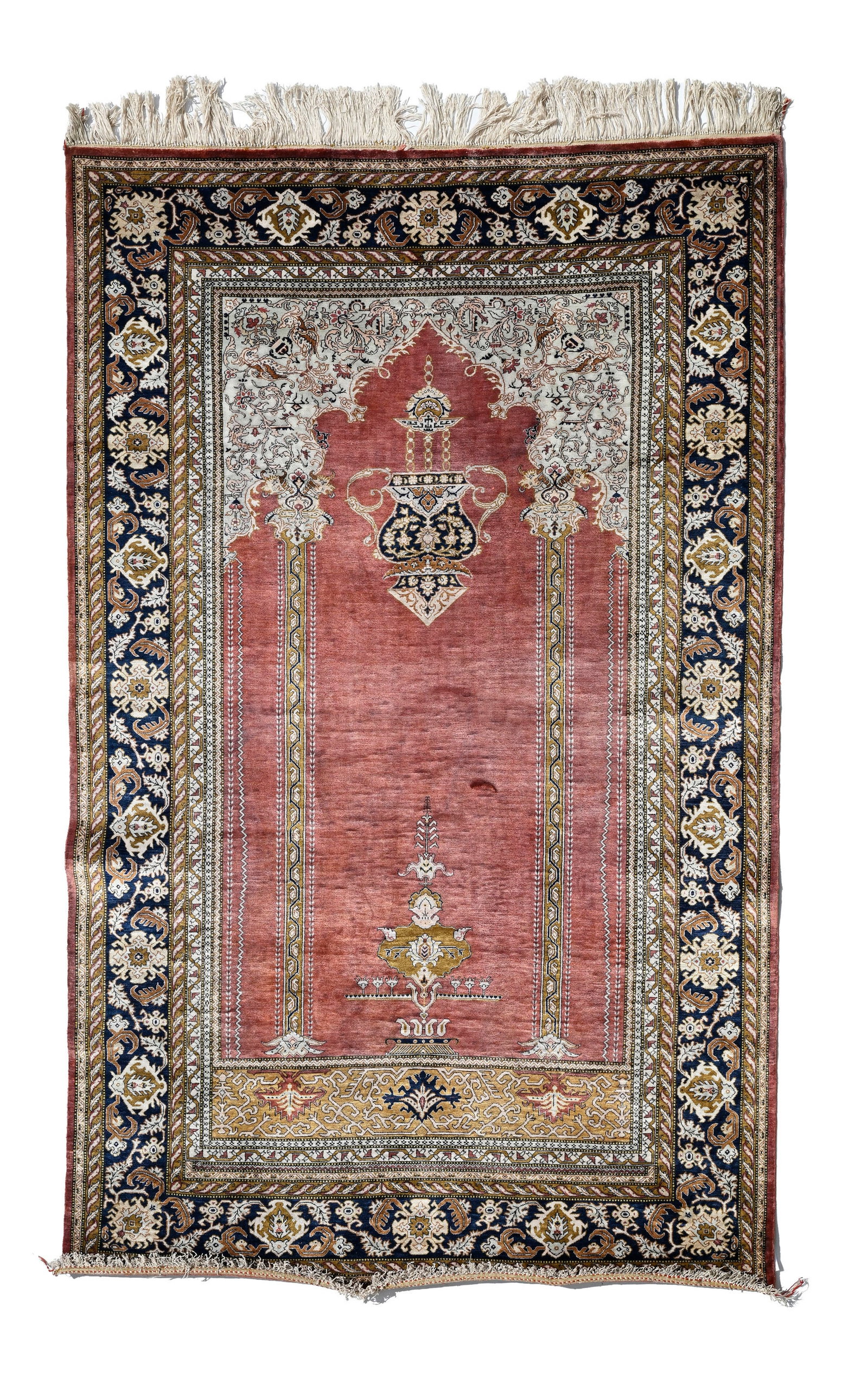 Tapis de prière Ghom en soie, Iran, 3ème quart du XXe s., à décor d'une lanterne: Tapis de prière Ghom en soie, Iran, 3ème quart du XXe s., à décor d'une lanterne suspendue inscrite dans un mihrab rose, bordure bleu marine fleurie, 135x208 cm