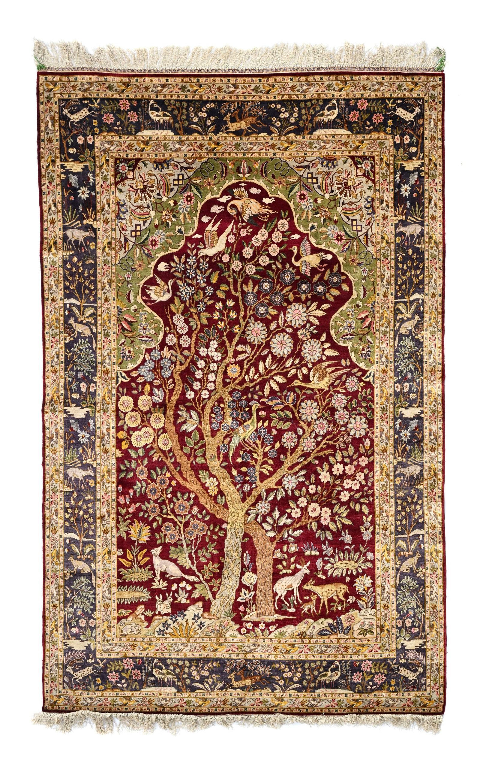 Tapis de prière Kashan en soie, Iran, 1er quart du XXe s., à décor d'un arbre de vie : Tapis de prière Kashan en soie, Iran, 1er quart du XXe s., à décor d'un arbre de vie et d'animaux inscrits dans un mihrab rouge, bordure bleue à motifs en rappel, 139x213 cm