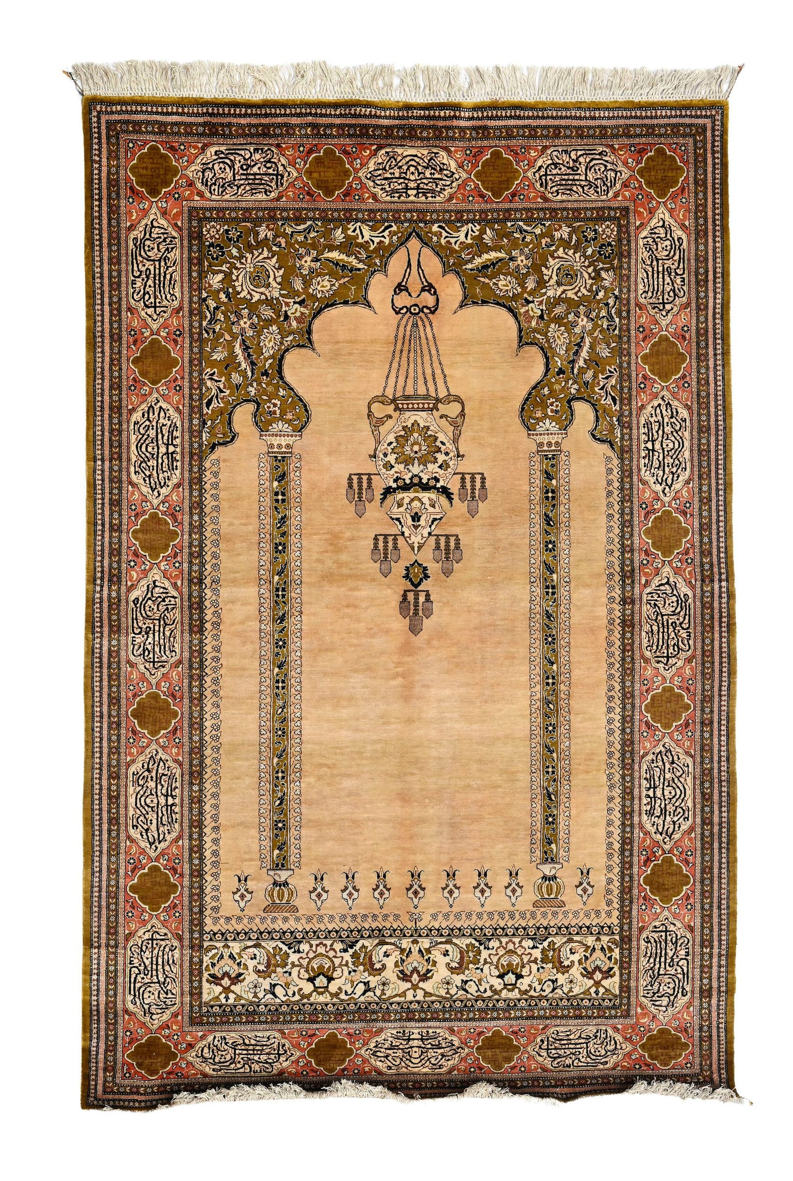 Tapis de prière Ghom en soie, Iran, 3ème quart du XXe s., à décor d'une lanterne: Tapis de prière Ghom en soie, Iran, 3ème quart du XXe s., à décor d'une lanterne suspendue inscrite dans un mihrab beige, bordure rose ornée de cartouches calligraphiés, 
