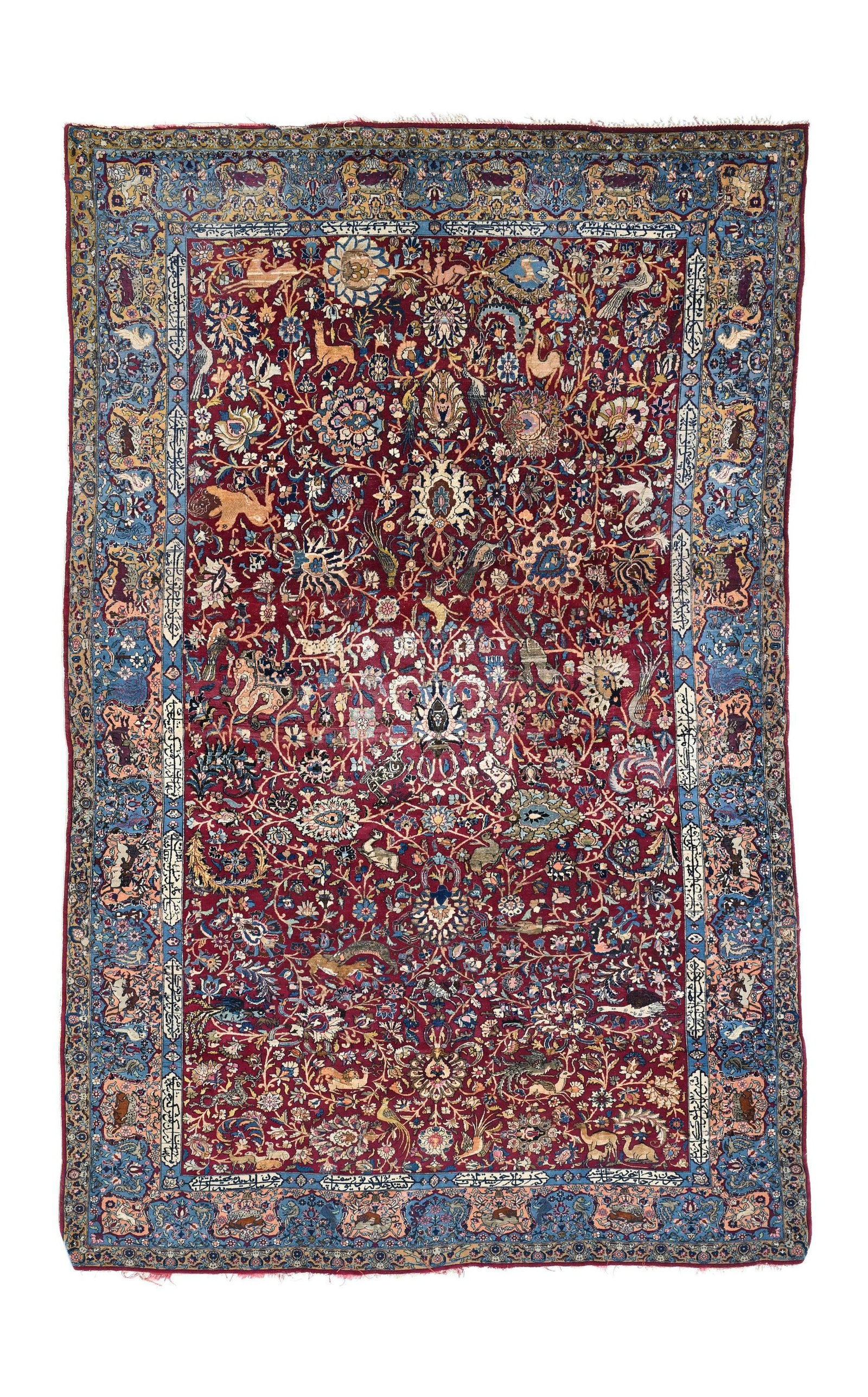 Tapis Ispahan en laine et soie, Iran, 1er tiers du XXe s., à champ central pourpre richement d&: Tapis Ispahan en laine et soie, Iran, 1er tiers du XXe s., à champ central pourpre richement décoré de fleurs polychromes et d'animaux sauvages, bordure bleue agrémentée de ca
