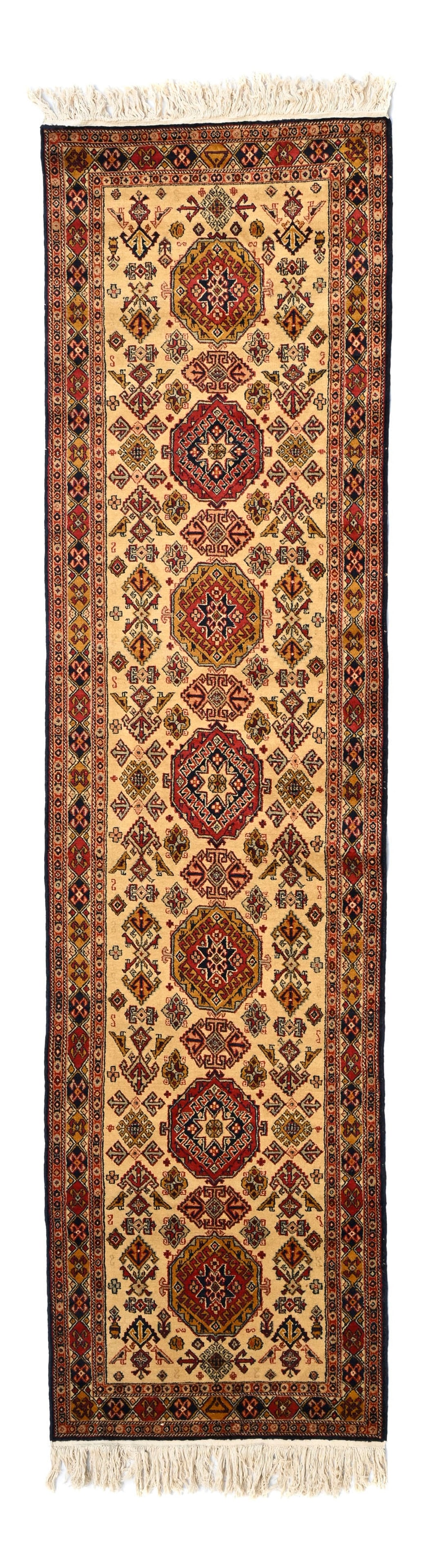 Tapis de passage Shirvan, Caucase, dernier tiers du XXe s., orné d'une rangée centrale de : Tapis de passage Shirvan, Caucase, dernier tiers du XXe s., orné d'une rangée centrale de médaillons polychromes sur fond beige parsemé de motifs géométriques, 91x340 cm