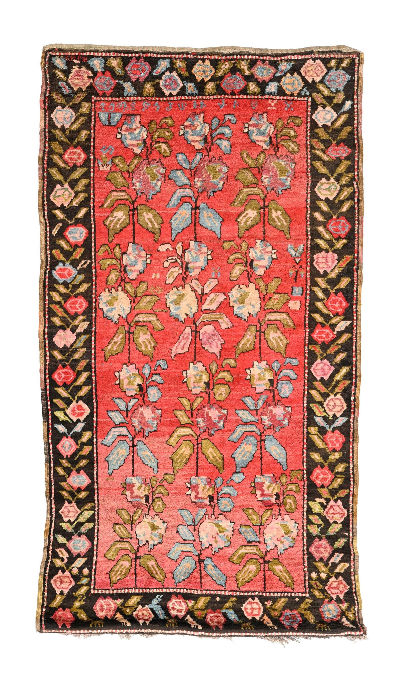 Tapis Karabagh, Caucase, 2ème tiers du XXe s., à trois rangées de fleurs polychromes : Tapis Karabagh, Caucase, 2ème tiers du XXe s., à trois rangées de fleurs polychromes sur fond rouge/rose, bordure noire fleurie, 114x203 cm Condition Présence d'abrashs