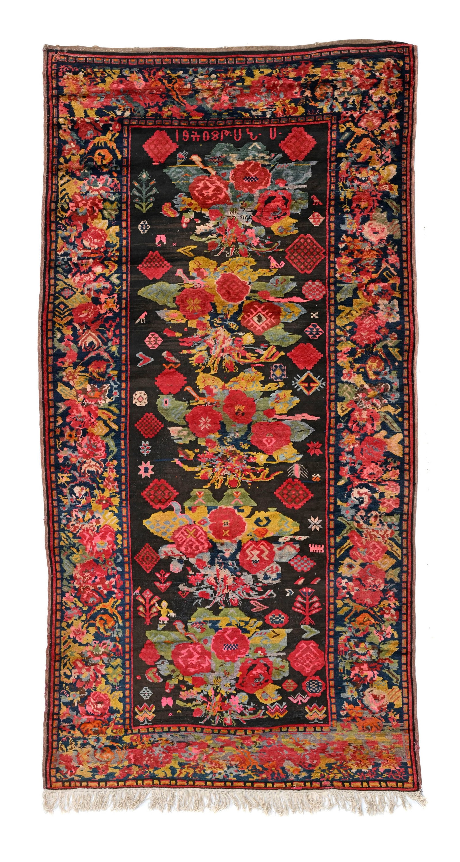 Tapis Karabagh, Caucase, 1er tiers du XXe s., ornée d'une rangée centrale de bouquets de f: Tapis Karabagh, Caucase, 1er tiers du XXe s., ornée d'une rangée centrale de bouquets de fleurs polychromes sur fond noir, bordure bleue richement fleurie, signé et daté 1908,