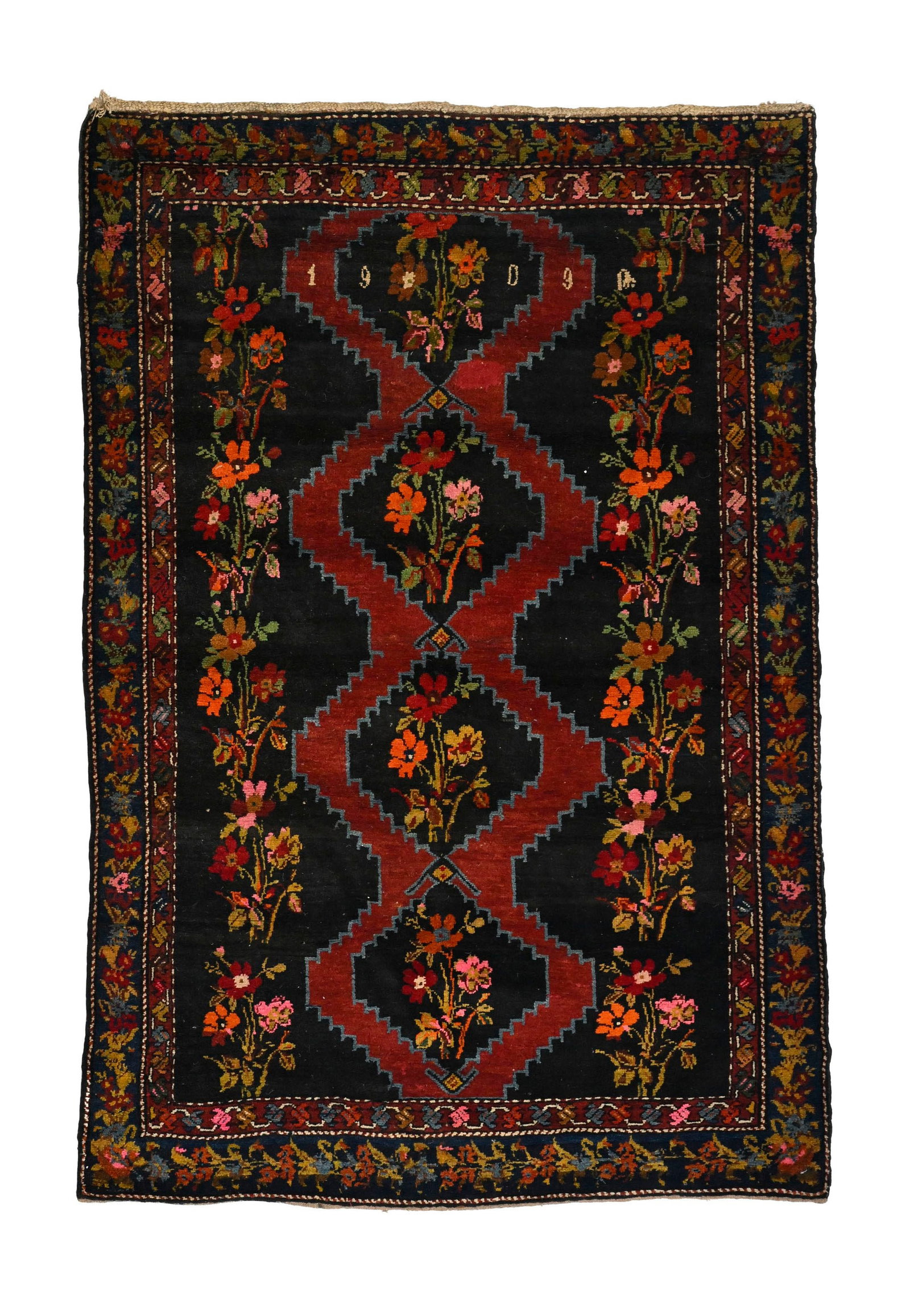 Tapis Karabagh, Caucase, 1er tiers du XXe s., orné d'une rangée centrale de losanges sur f: Tapis Karabagh, Caucase, 1er tiers du XXe s., orné d'une rangée centrale de losanges sur fond rouge et noir à trois rangées de bouquets de fleurs polychromes, bordure fleurie