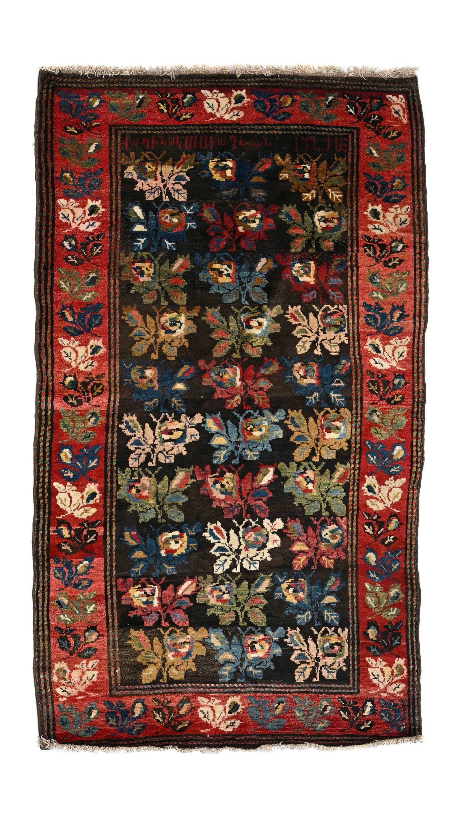 Tapis Karabagh, Caucase, 1er tiers du XXe s., à semis de bouquets de fleurs polychromes sur fon: Tapis Karabagh, Caucase, 1er tiers du XXe s., à semis de bouquets de fleurs polychromes sur fond brun/noir, bordure fleurie rouge, signé, 125x202 cm Condition Légère distorsion du
