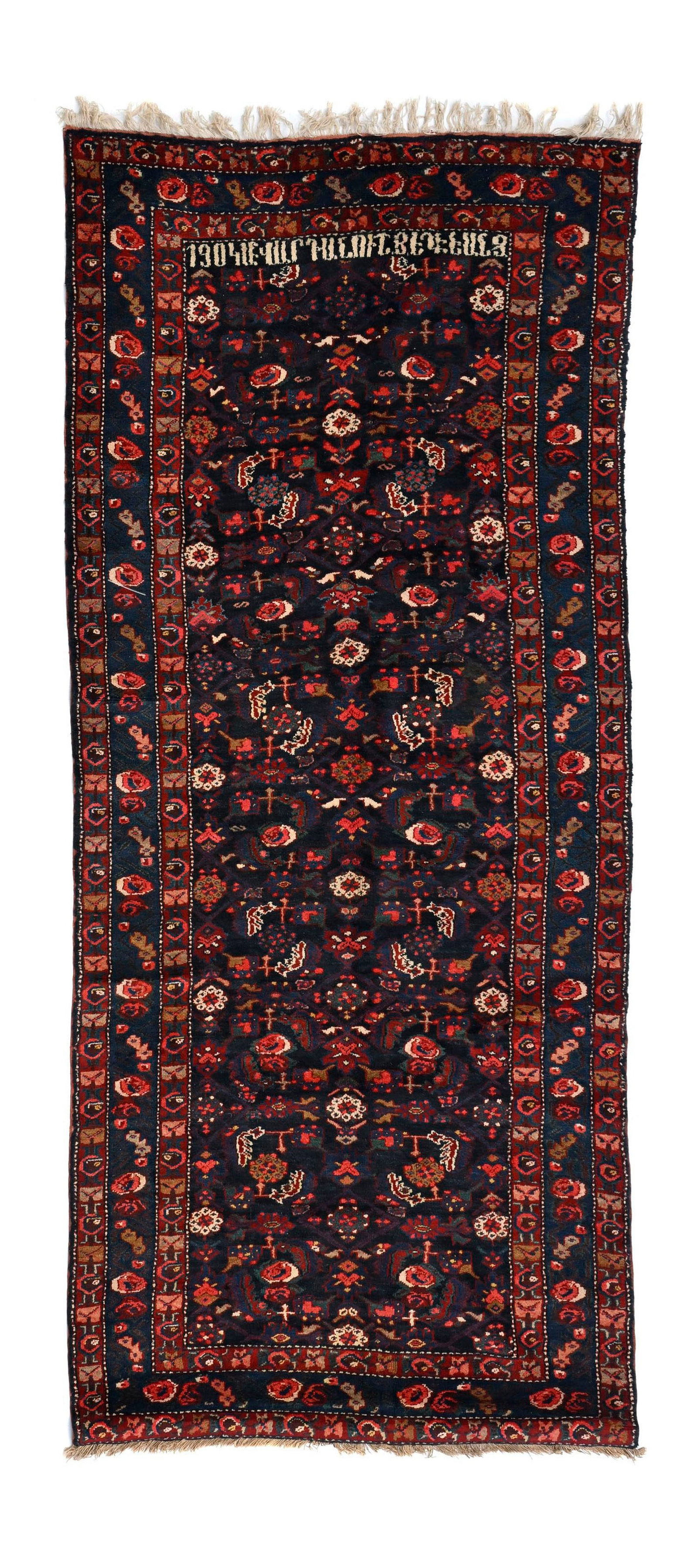 Tapis Kuba, Caucase, 1er quart du XXe s., à semis de fleurs et de feuilles stylisées polyc: Tapis Kuba, Caucase, 1er quart du XXe s., à semis de fleurs et de feuilles stylisées polychromes sur fond bleu marine, bordure à motifs en rappel, signé et daté 1904, 136x339