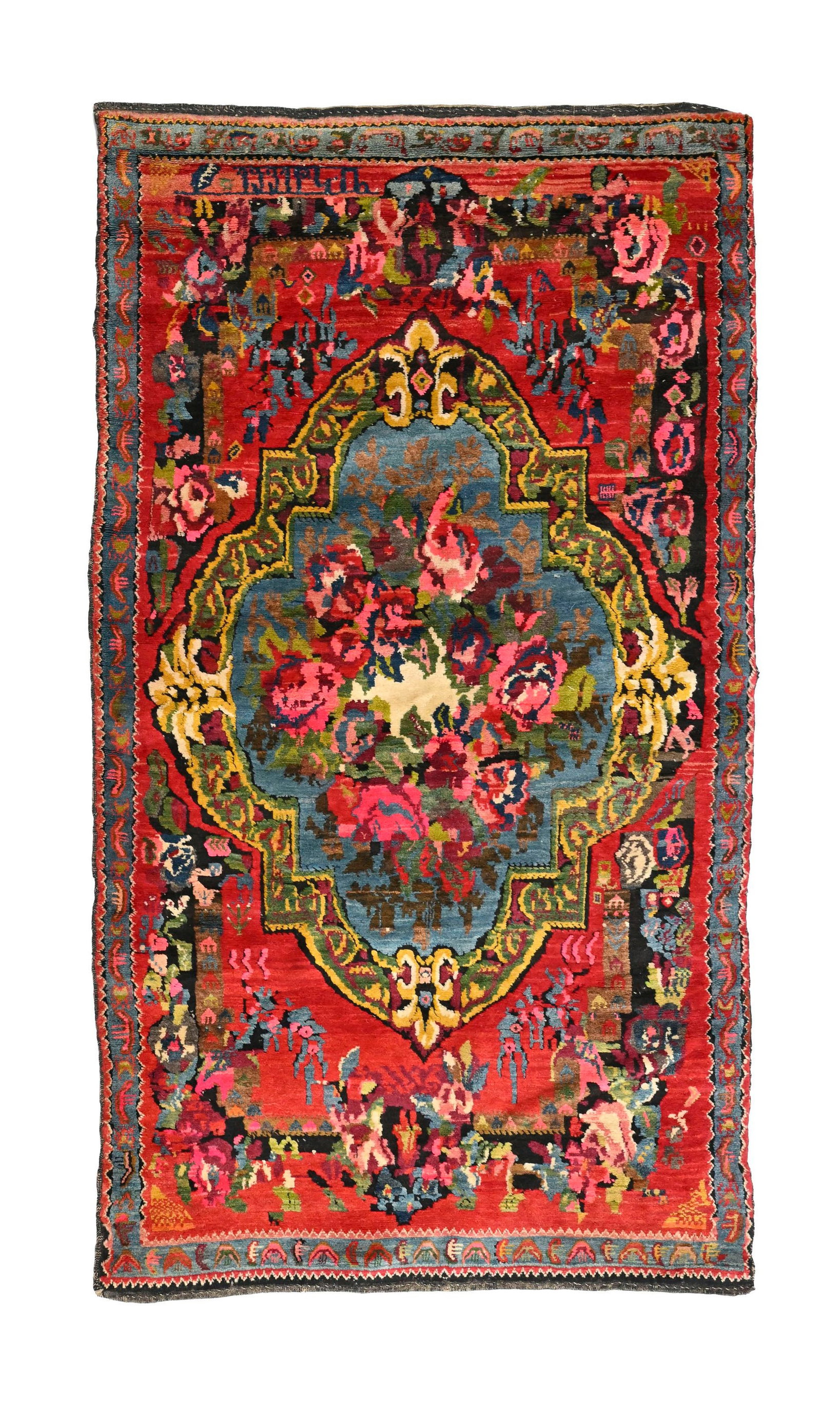 Tapis Karabagh, Caucase, 1er tiers du XXe s., à grand médaillon central bleu composé : Tapis Karabagh, Caucase, 1er tiers du XXe s., à grand médaillon central bleu composé de fleurs sur fond rouge fleuri, signé et daté 1931, 137x248 cm Condition Franges