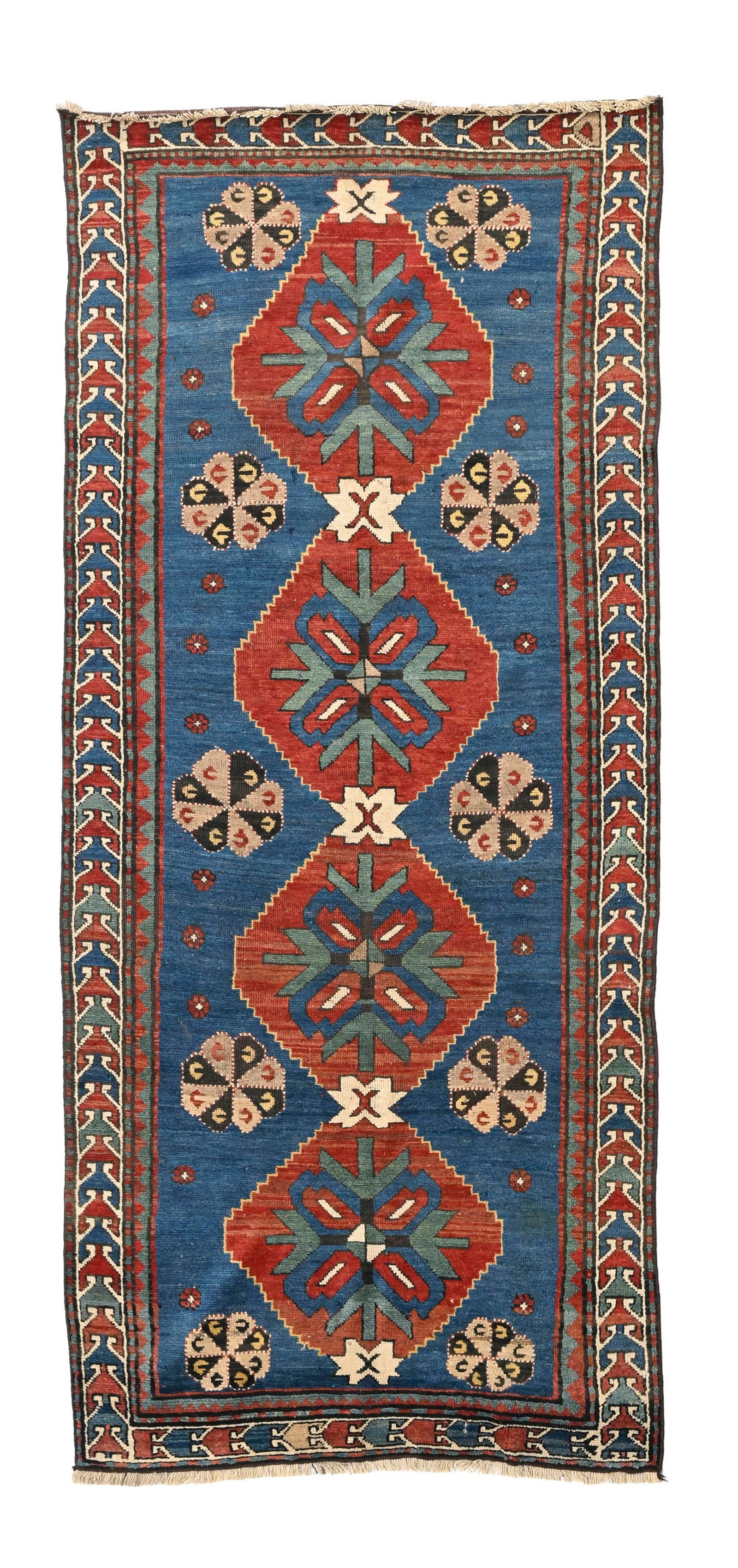 Tapis Kazakh Lori Pampak, Caucase, fin XIXe s., orné d'une rangée centrale de médaill: Tapis Kazakh Lori Pampak, Caucase, fin XIXe s., orné d'une rangée centrale de médaillons rouges sur fond bleu parsemé de rosaces stylisées, bordure beige à décor