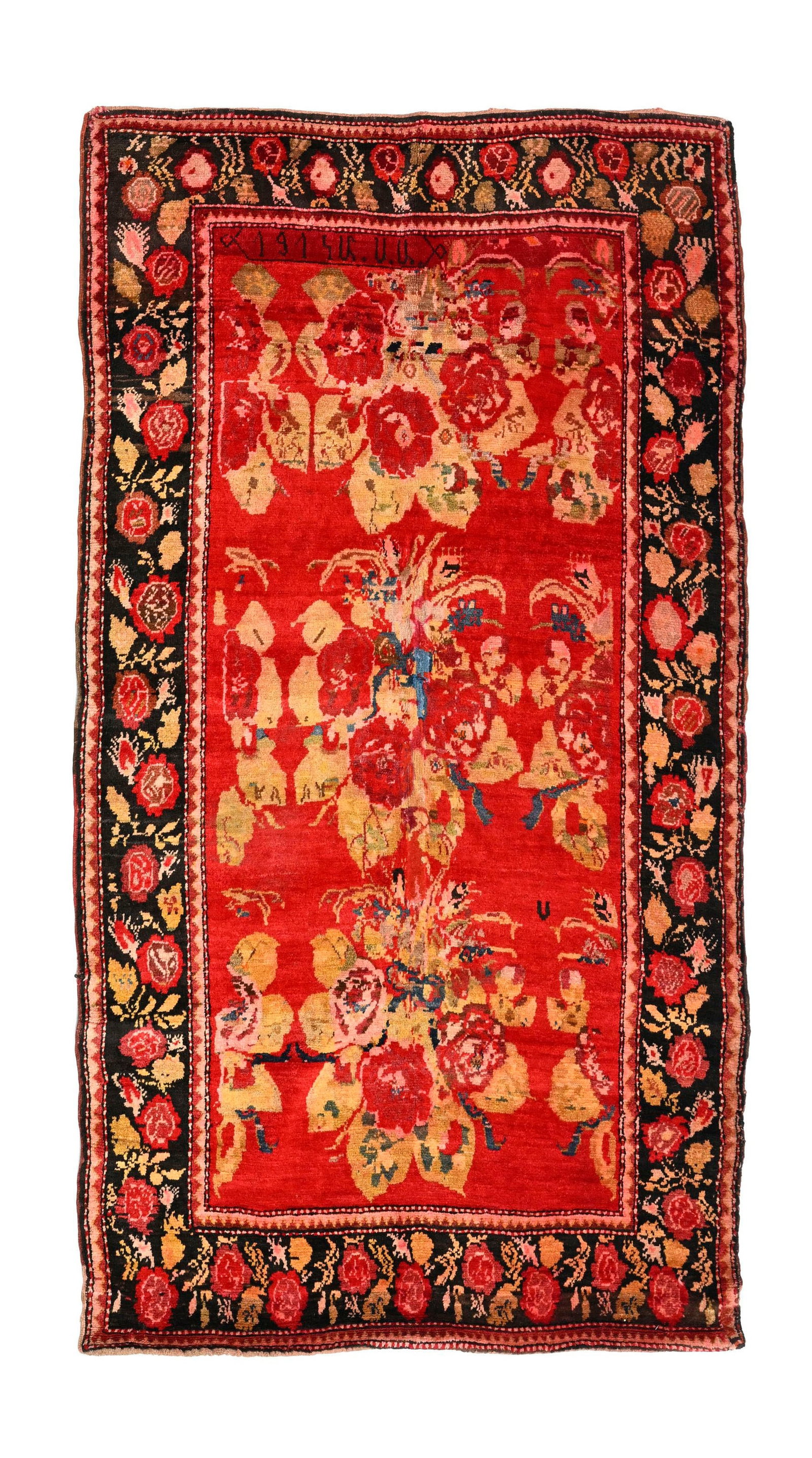 Tapis Karabagh, Caucase, 1er quart du XXe s., orné de grands bouquets de fleurs sur fond rouge,: Tapis Karabagh, Caucase, 1er quart du XXe s., orné de grands bouquets de fleurs sur fond rouge, bordure noire fleurie, signé et daté 1914, 132x214 cm Condition Restauration au centre