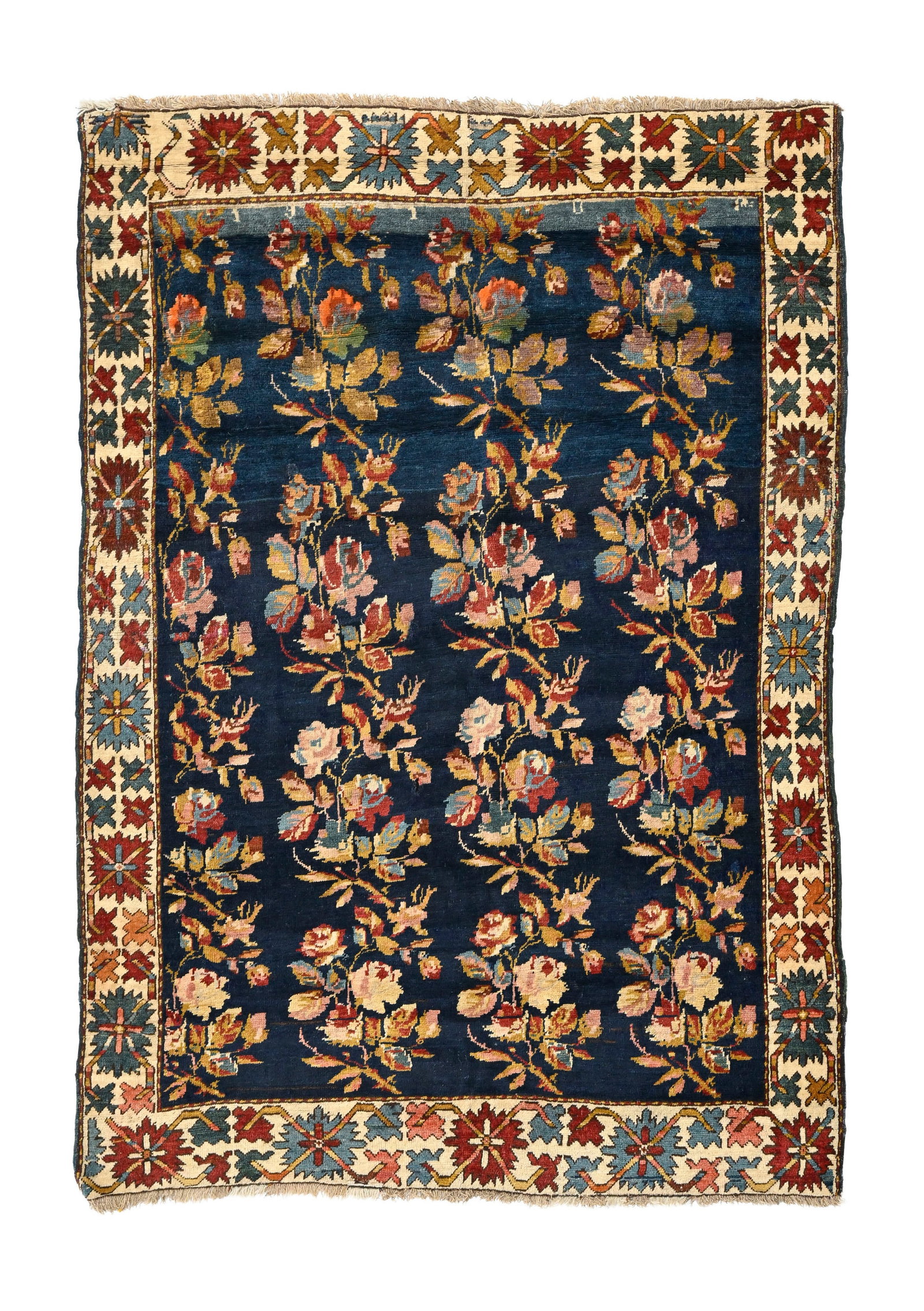Tapis Karabagh, Caucase, 1er quart du XXe s., à quatre rangées de bouquets de fleurs polyc: Tapis Karabagh, Caucase, 1er quart du XXe s., à quatre rangées de bouquets de fleurs polychromes sur fond bleu nuit, bordure beige ornée d'une frise de fleurs stylisées, daté