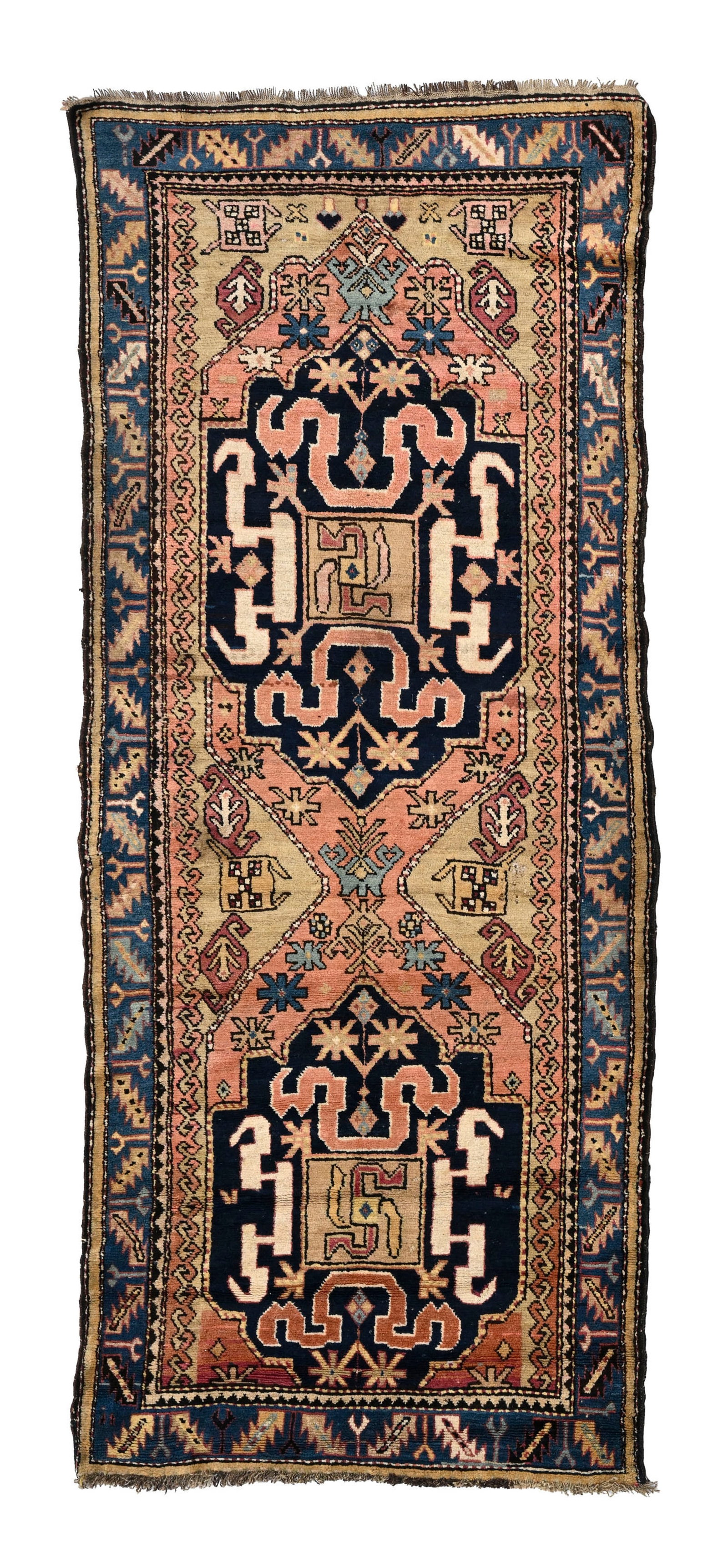 Tapis Kazakh, Caucase, 2ème tiers du XXe s., à décor de bandes de nuages inscrits dan: Tapis Kazakh, Caucase, 2ème tiers du XXe s., à décor de bandes de nuages inscrits dans deux médaillons bleu marine sur fond rose et beige parsemé de motifs