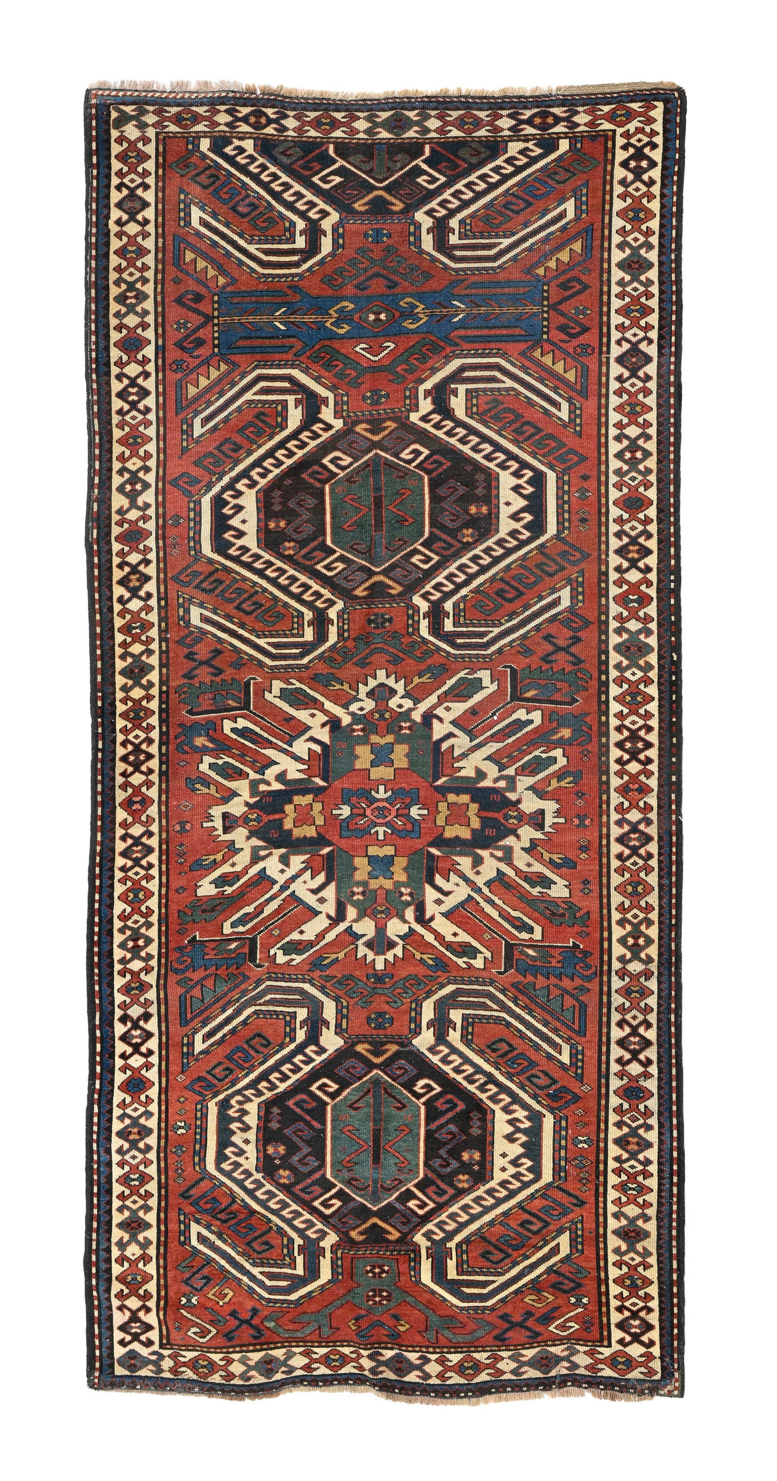 Tapis Kazakh Lenkoran, Caucase, fin XIXe s., à médaillon central flanqué de motifs g&: Tapis Kazakh Lenkoran, Caucase, fin XIXe s., à médaillon central flanqué de motifs géométriques sur fond rouge, fine bordure beige, 135x265 cm Condition Anciennes traces de