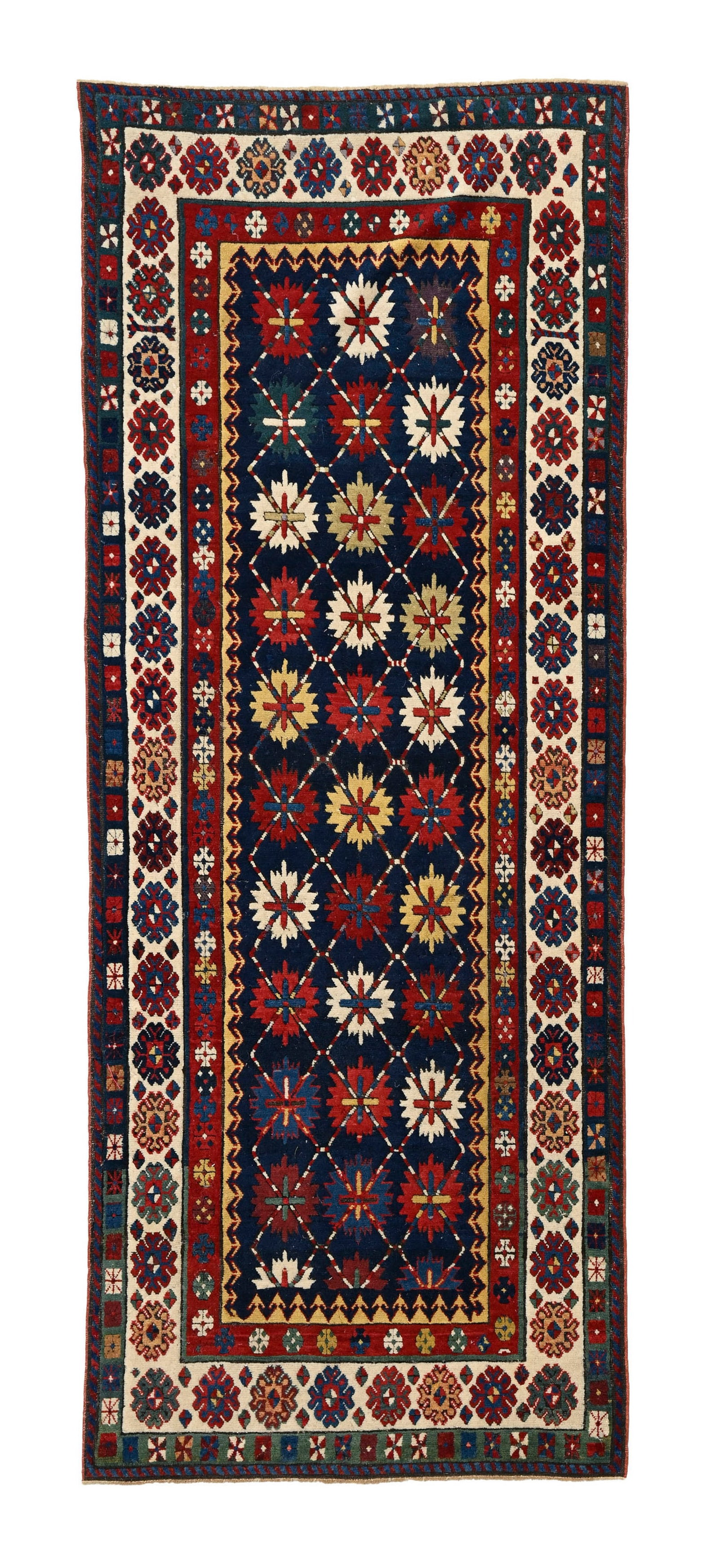 Tapis Kazakh, Caucase, début XXe s., à trois rangées de petits médaillons polych: Tapis Kazakh, Caucase, début XXe s., à trois rangées de petits médaillons polychromes sur fond bleu nuit, bordure beige, 109x250 cm Condition Oxydation de la couleur noire Franges