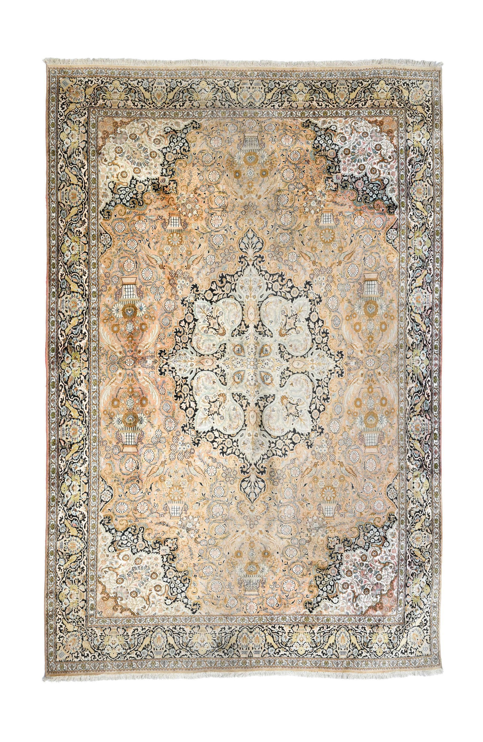 Tapis Cachemire en soie, Inde, dernier quart du XXe s., à médaillon central beige ceintur&: Tapis Cachemire en soie, Inde, dernier quart du XXe s., à médaillon central beige ceinturé d'oiseaux et de paniers fleuris sur fond rose orangé, bordure noire fleurie, 308x430 cm