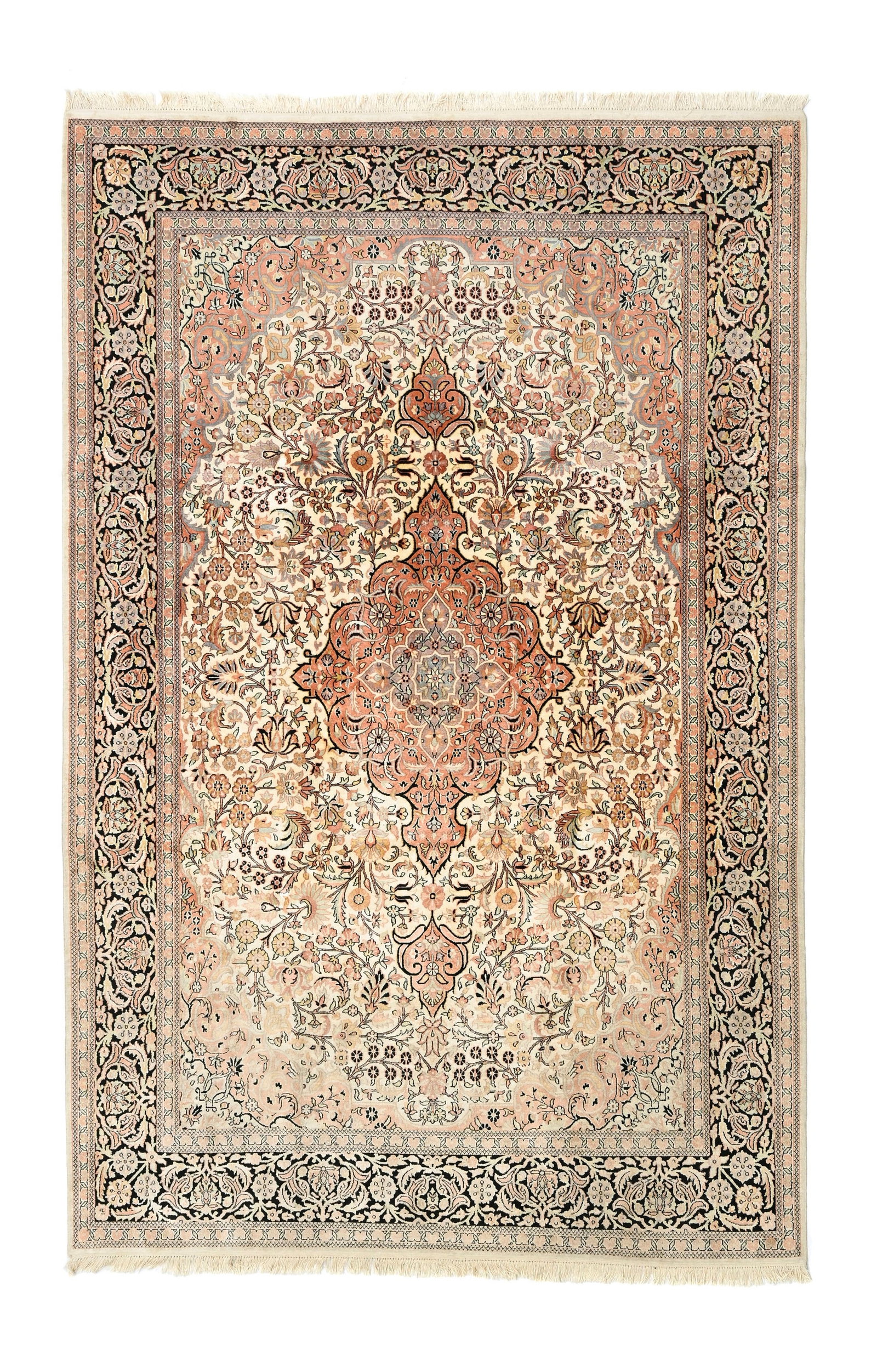 Tapis en soie, Cachemire, dernier quart du XXe s., à médaillon central rose sur fond beige: Tapis en soie, Cachemire, dernier quart du XXe s., à médaillon central rose sur fond beige richement décoré de fleurs, bordure noire ornée de fleurs et de feuilles, 215x316 cm