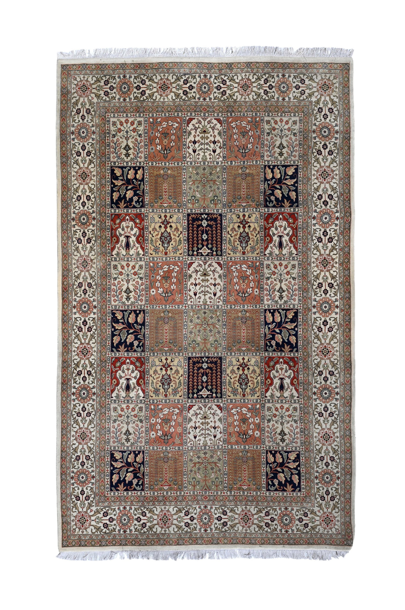 Tapis, Inde, 2ème moitié du XXe s., à décor de jardins d'Orient inscrits dans de: Tapis, Inde, 2ème moitié du XXe s., à décor de jardins d'Orient inscrits dans des cases polychromes, bordure beige fleurie, 195x301 cm