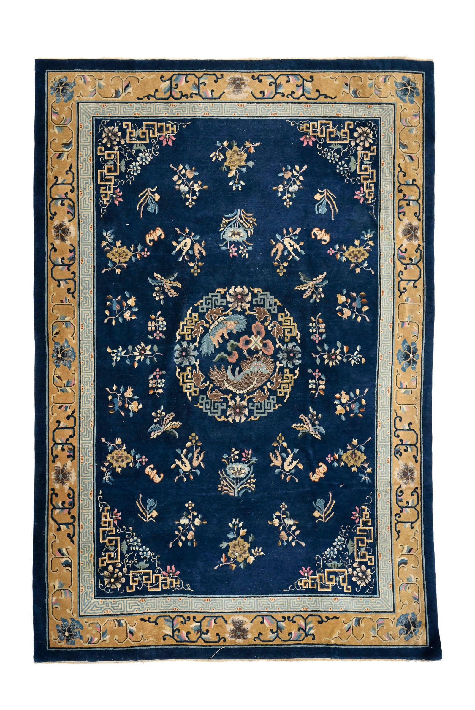 Tapis Pao Tao, Chine, milieu du XXe s., à décor de chiens de Fô inscrits dans un m (1 of 1)