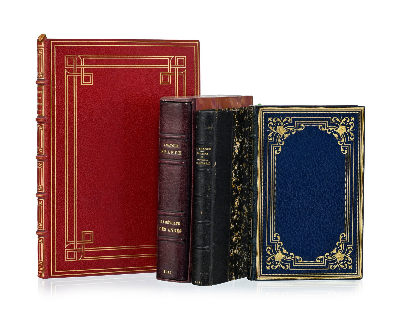 FRANCE (Anatole). 4 ouvrages en édition originale très bien reliés : 1) La r: FRANCE (Anatole). 4 ouvrages en édition originale très bien reliés : 1) La révolte des anges. Paris, Calmann-Lévy, 1914. In-8° relié plein maroquin aubergin