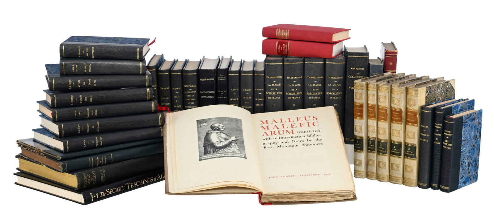 \[MAGIE - ALCHIMIE - SCIENCES OCCULTES\]. Bel ensemble conséquent de livres sur la thémati: [MAGIE - ALCHIMIE - SCIENCES OCCULTES]. Bel ensemble conséquent de livres sur la thématique de la magie, l'ésotérisme, les sciences occultes et l'alchimie, la plupart des volumes