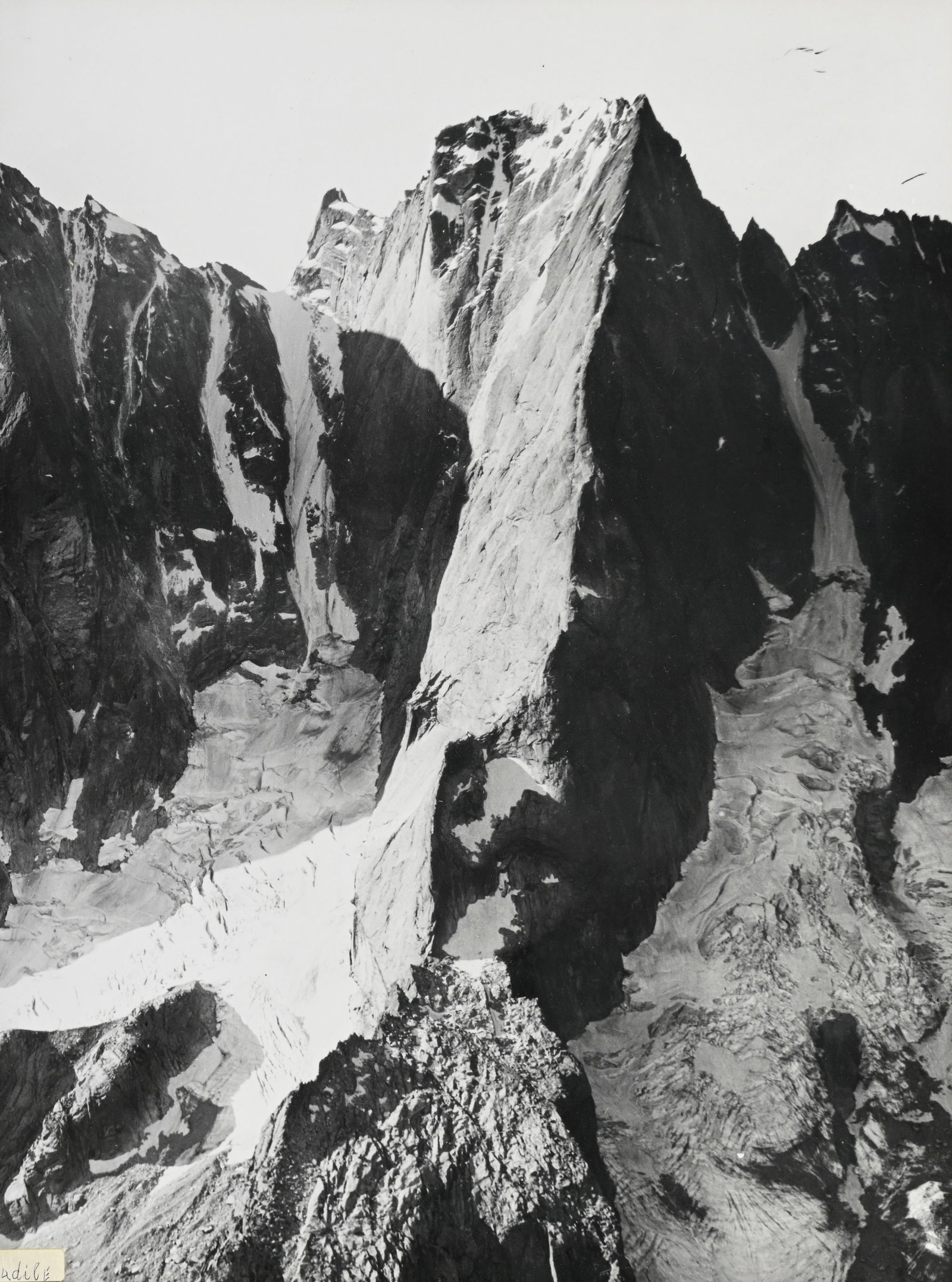 Ecole suisse du XXe s., Piz Badile, tirage argentique monté sur carton, 41x31 cm (à vue): Ecole suisse du XXe s., Piz Badile, tirage argentique monté sur carton, 41x31 cm (à vue)