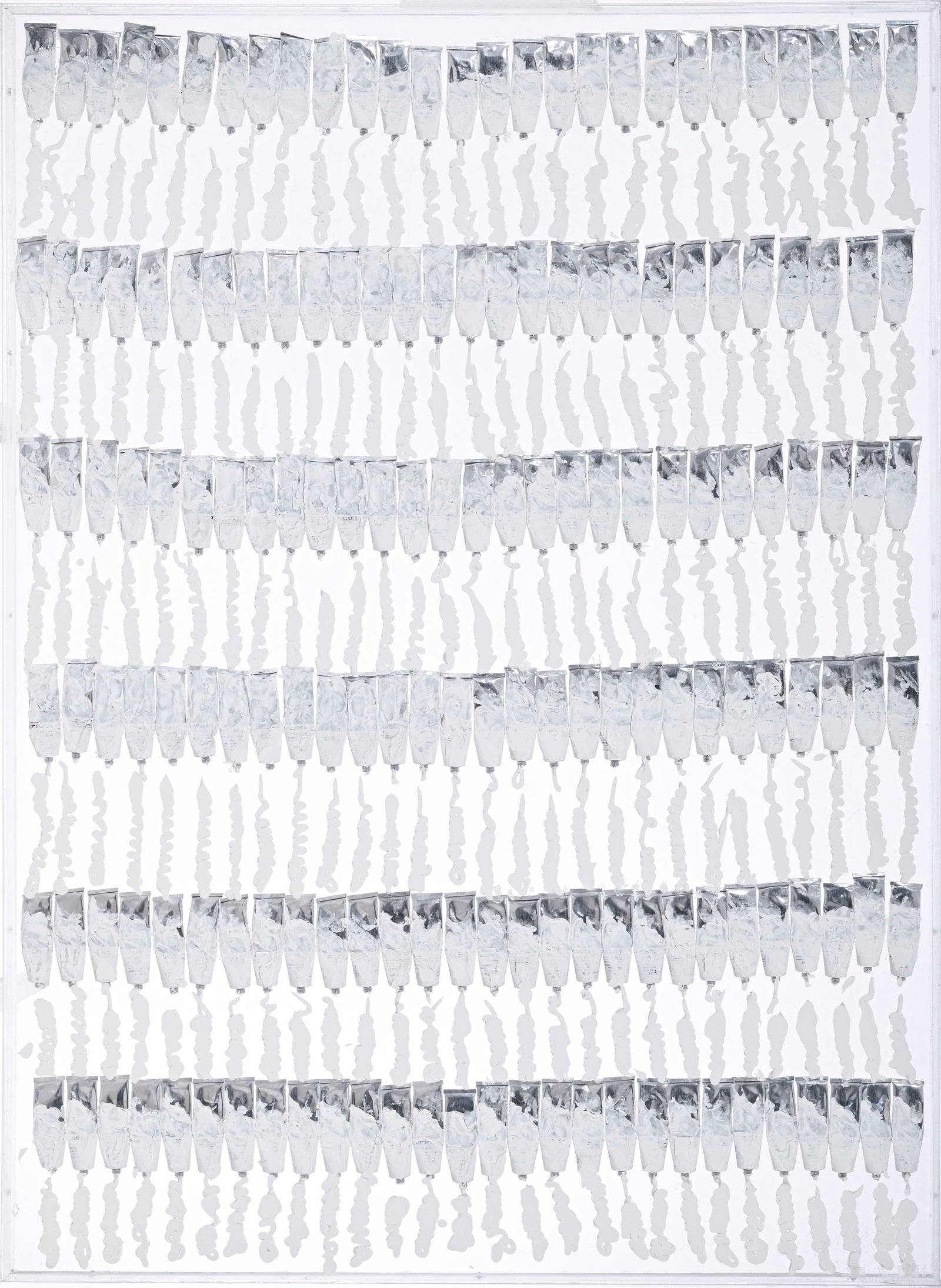Arman (1928-2005), Sans titre, tableau volume, accumulation de tubes de peinture blanche sous cadre : Arman (1928-2005), Sans titre, tableau volume, accumulation de tubes de peinture blanche sous cadre en plexiglas, signé, 154x113,5 cm A ce jour, nous n'avons pas reçu de réponse du