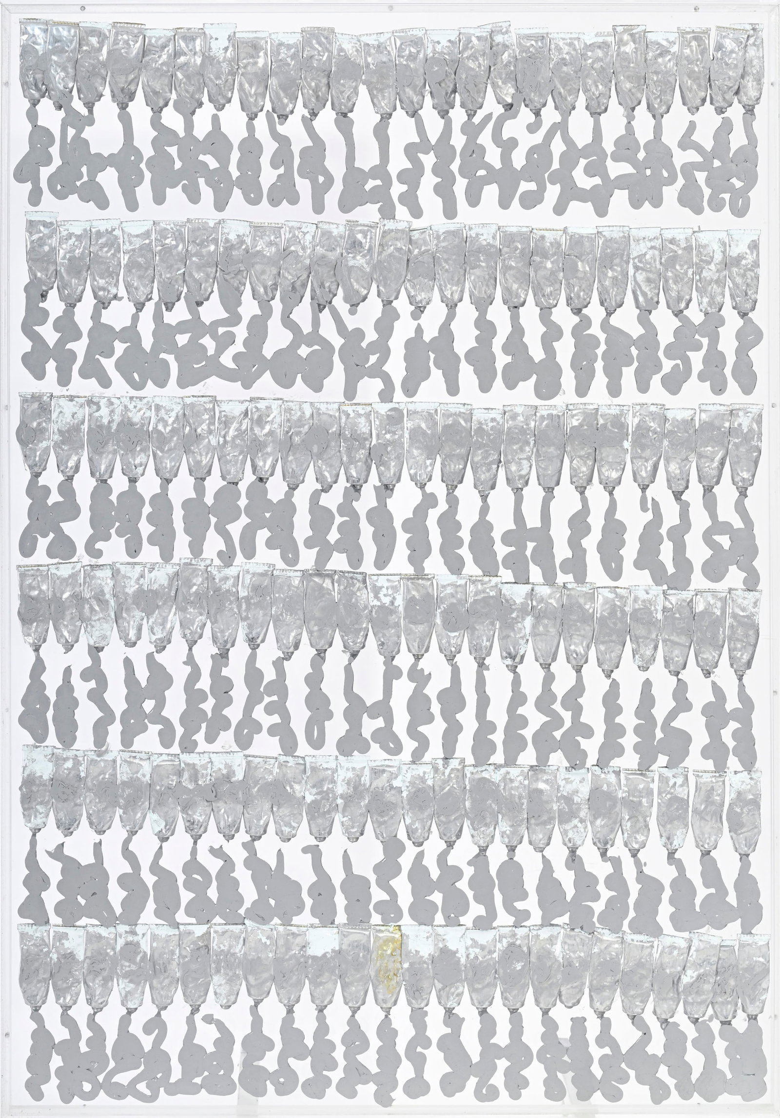 Arman (1928-2005), Sans titre, tableau volume, accumulation de tubes de peinture argentée sous : Arman (1928-2005), Sans titre, tableau volume, accumulation de tubes de peinture argentée sous cadre en plexiglas, signé, 134x93,5 cm A ce jour, nous n'avons pas reçu de réponse