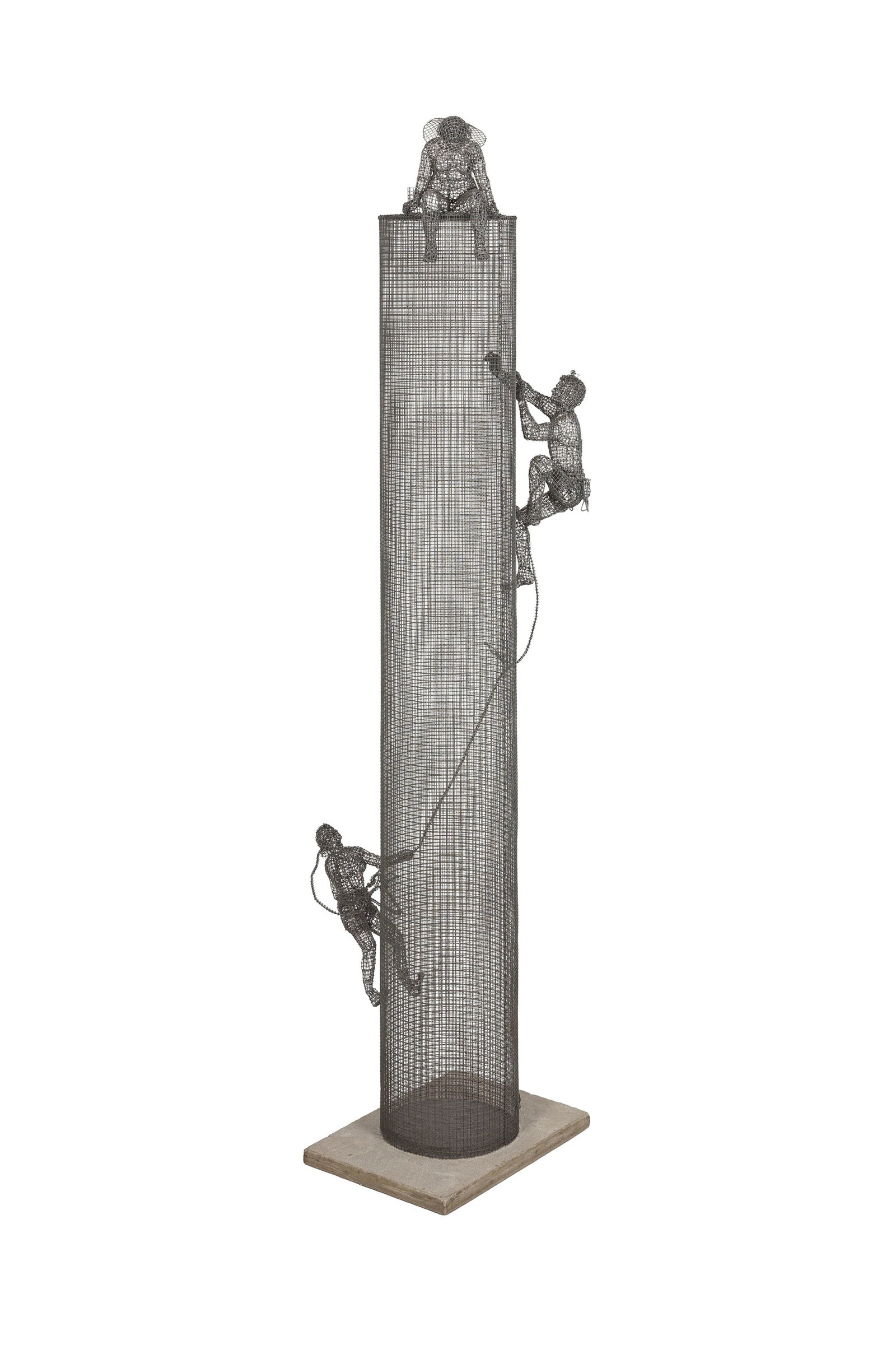 Anne Baxter (1961), "Two Climbers, One Tourist", 1992, sculpture en grillage et fil de fer, monogram: Anne Baxter (1961), "Two Climbers, One Tourist", 1992, sculpture en grillage et fil de fer, monogrammée et datée, h. 187 cm (avec socle)