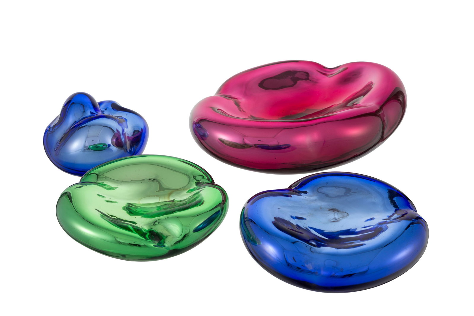 Aristide Najean (1959), Sans titre, 2017-2018, 4 sculptures en verre moulé polychrome effet chr: Aristide Najean (1959), Sans titre, 2017-2018, 4 sculptures en verre moulé polychrome effet chromé, signées et datées, long. de 15 à 35 cm