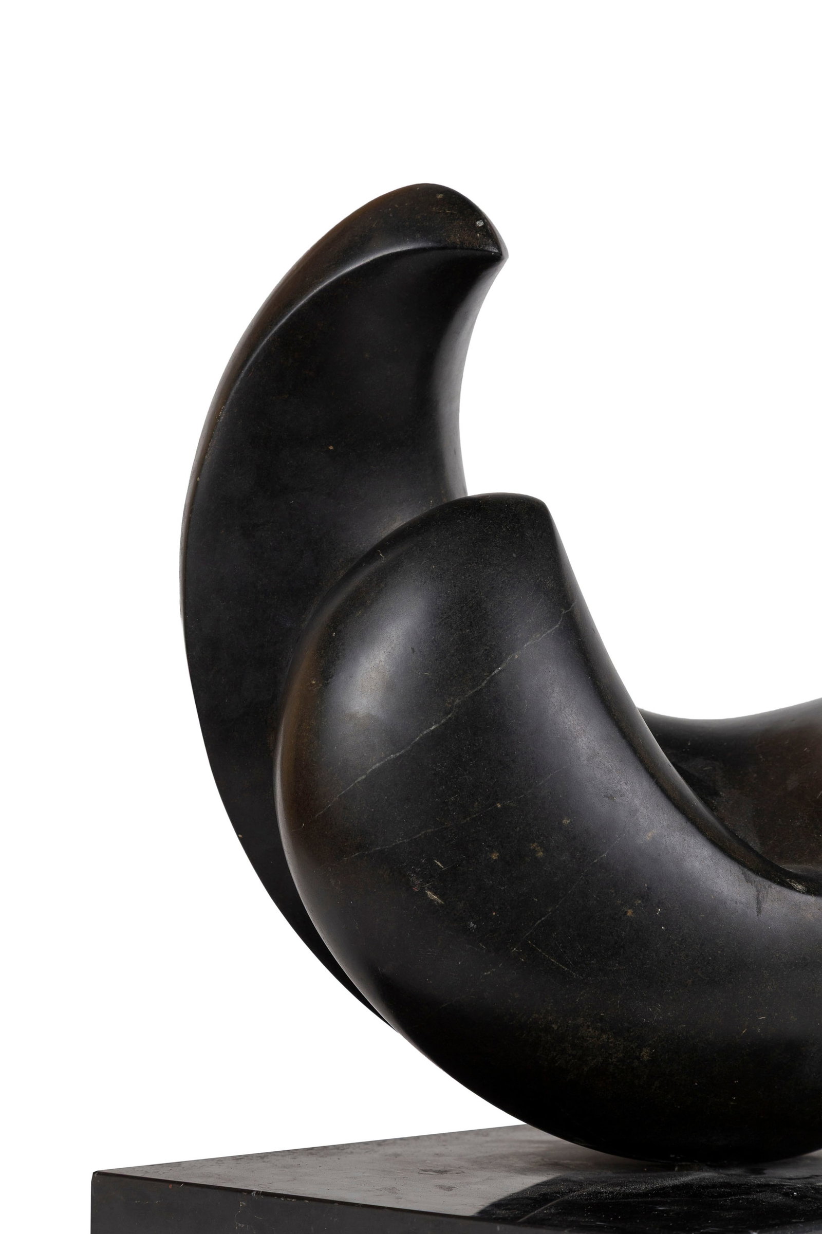 Ecole du XXe s., Sans titre, sculpture en pierre polie sur socle en marbre, h 40 cm - 4