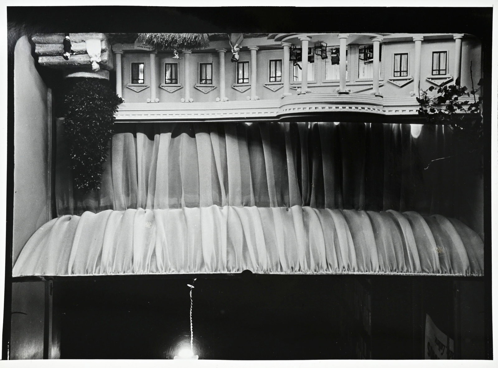 Sabine Weiss (1924-2021), Vues de vitrine, 4 tirages argentiques, tampon "Photo Sabine Weiss\[...\]": Sabine Weiss (1924-2021), Vues de vitrine, 4 tirages argentiques, tampon "Photo Sabine Weiss[...]" au verso, 18x24 cm (feuille, chaque)