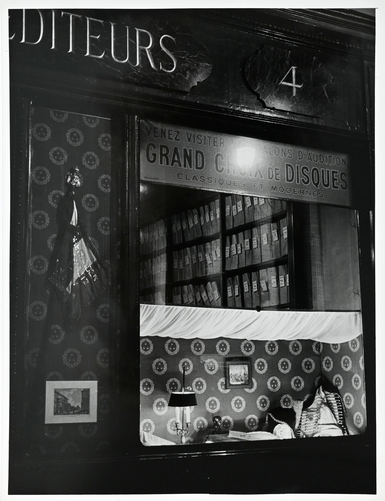 Sabine Weiss (1924-2021), Vues de vitrine, 4 tirages argentiques, tampon "Photo Sabine Weiss\[...\]" - 2