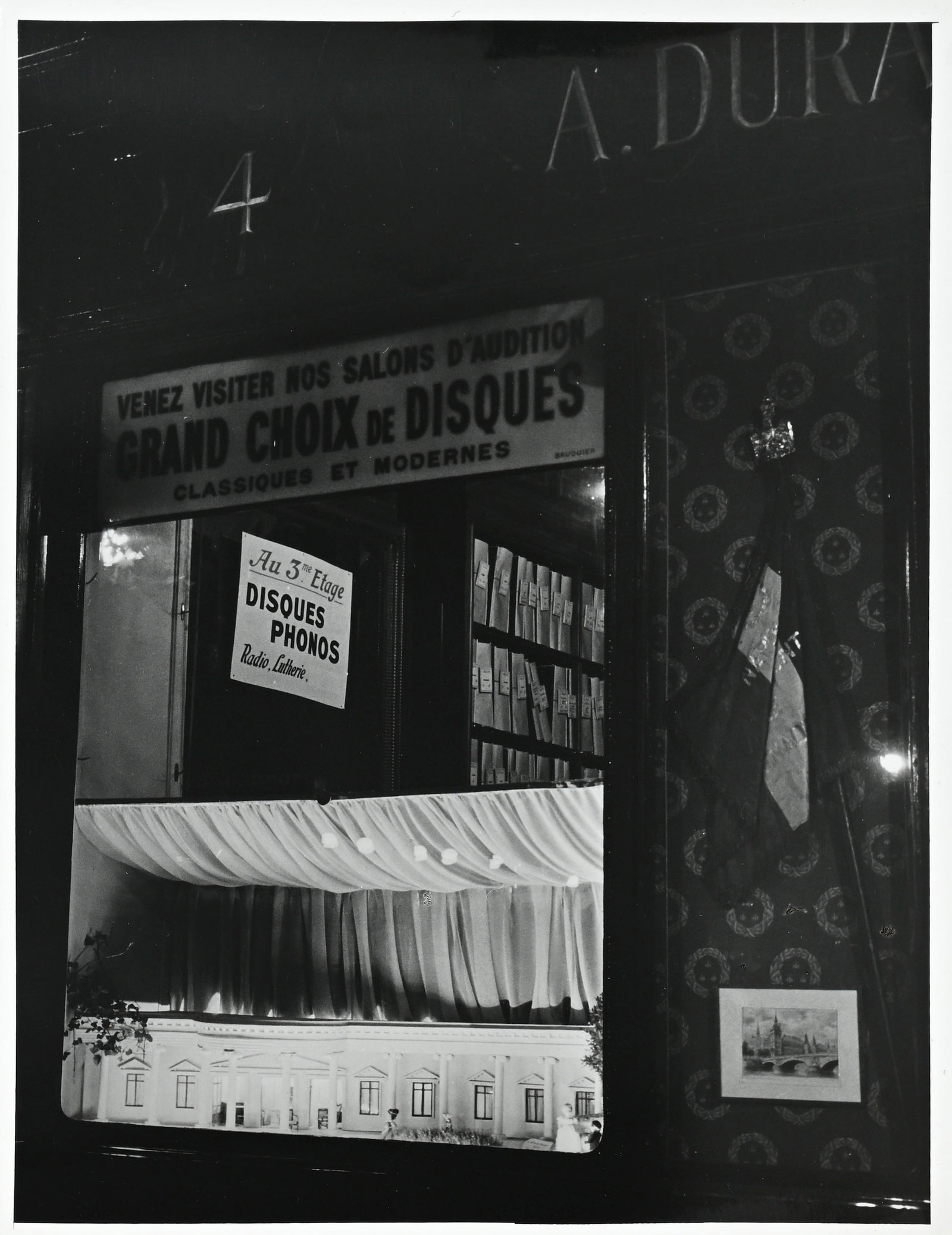 Sabine Weiss (1924-2021), Vues de vitrine, 4 tirages argentiques, tampon "Photo Sabine Weiss\[...\]" - 4