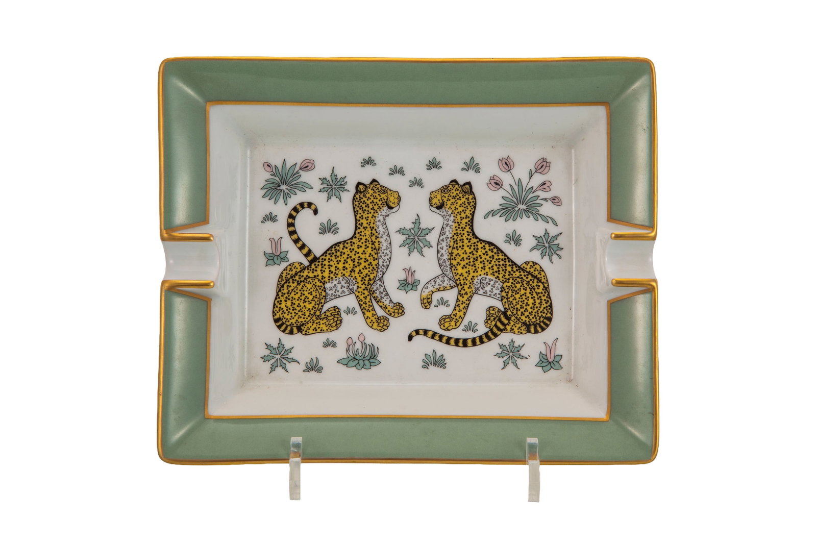 HERMÈS. Vide-poche cendrier en porcelaine, Paris, XXe s., motif léopard, 19,5x16 cm: HERMÈS. Vide-poche cendrier en porcelaine, Paris, XXe s., motif léopard, 19,5x16 cm