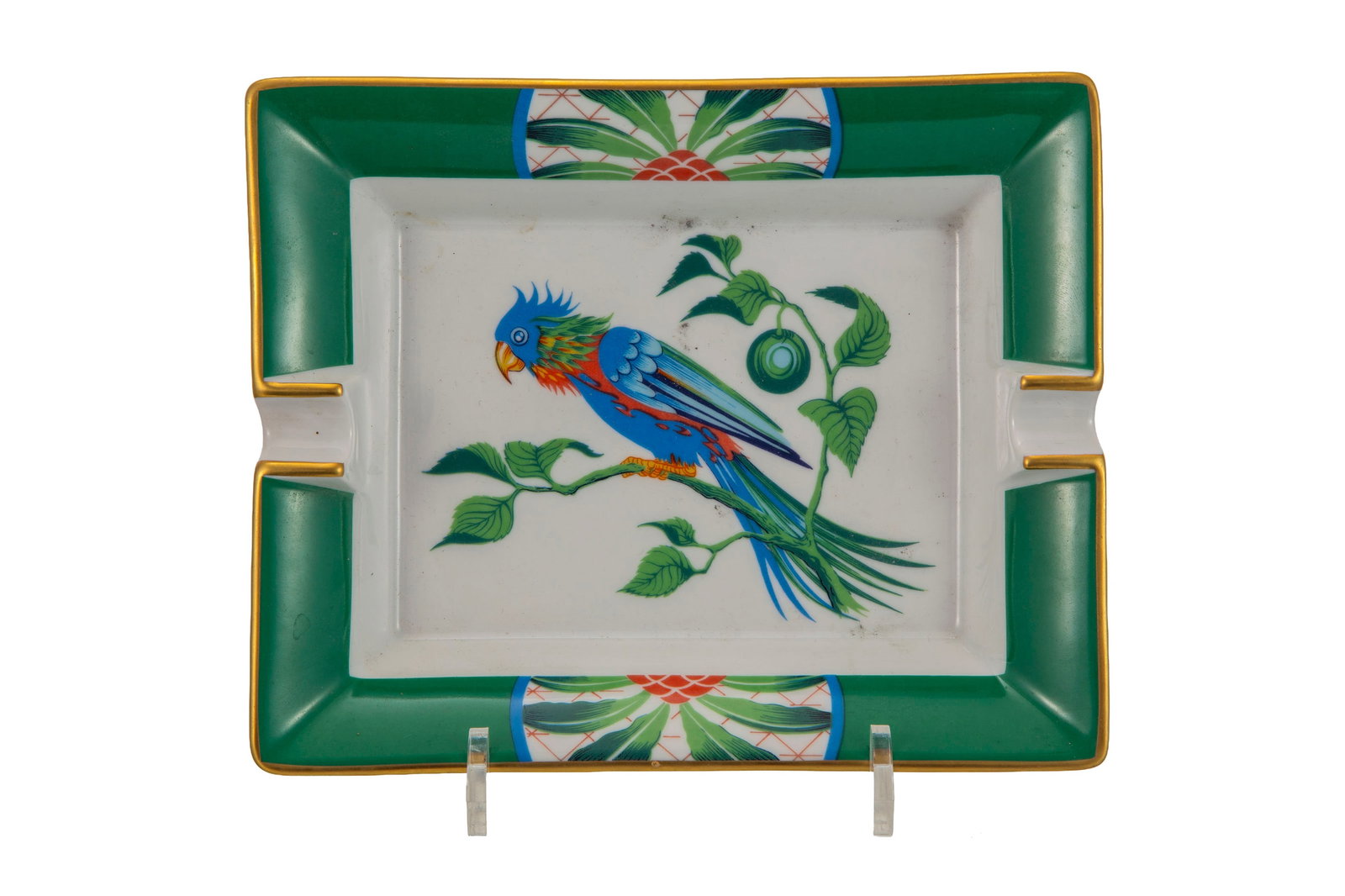 HERMÈS. Vide-poche cendrier en porcelaine, Paris, XXe s., motif perroquet, 19,5x16 cm: HERMÈS. Vide-poche cendrier en porcelaine, Paris, XXe s., motif perroquet, 19,5x16 cm